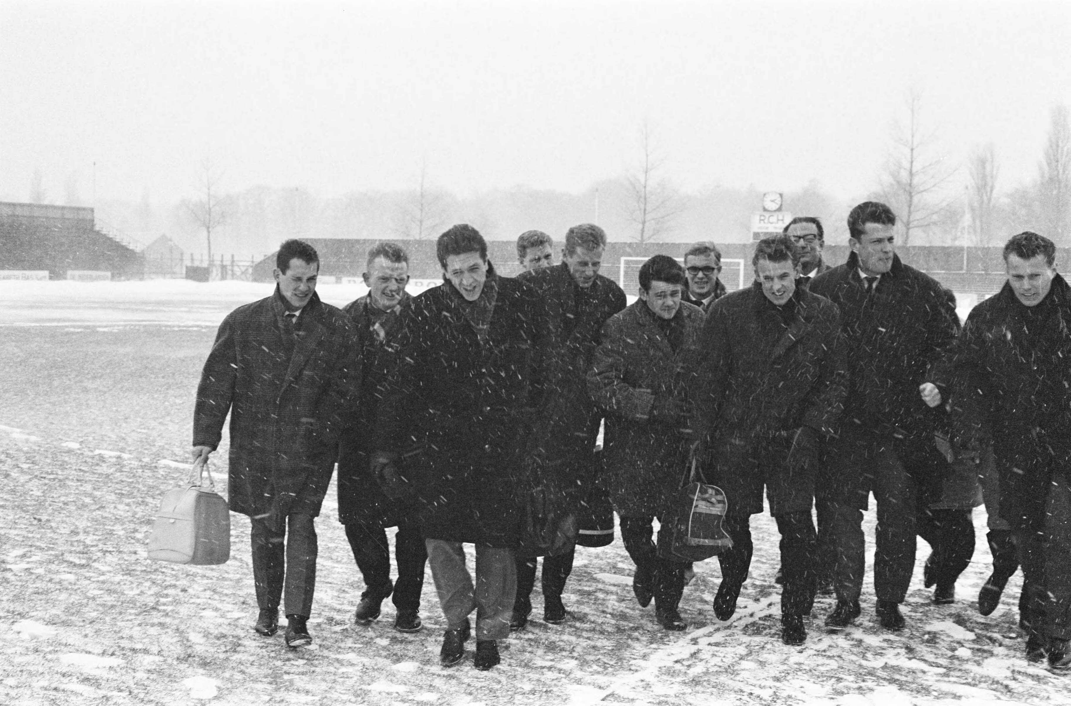 Fotocollectie Anefo — Voetbal. RCH tegen Wageningen, spelers op het veld tijdens sneeuwval — Foto: Pot, Harry / Anefo. Licentie: Set B: Rechtenvrij / Publiek Domein. Bron: Nationaal Archief. http://hdl.handle.net/10648/aa24470a-d0b4-102d-bcf8-003048976d84