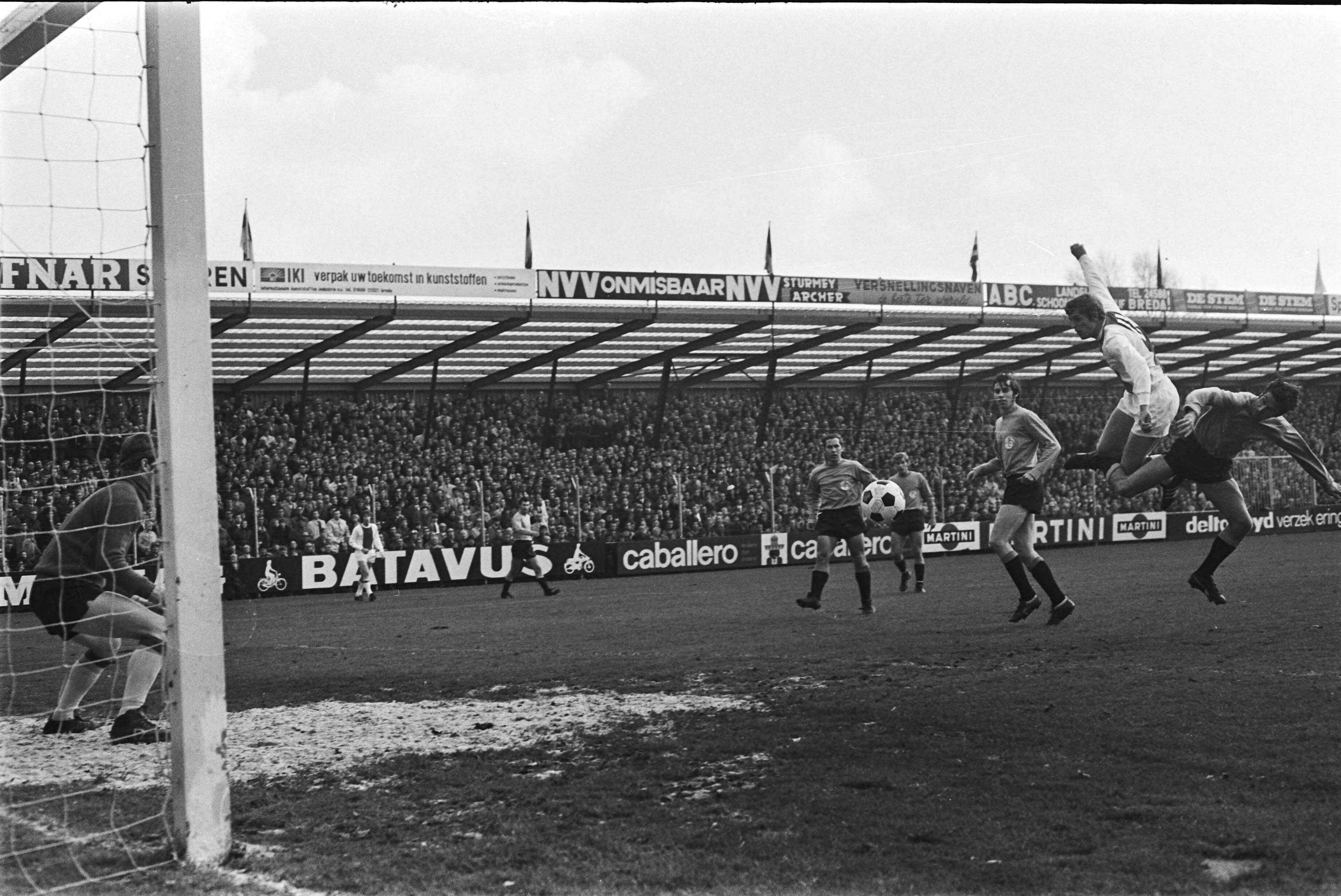 Fotocollectie Anefo — NAC tegen Ajax 0-2; Piet Keizer maakt 0-1 — Foto: Mieremet, Rob / Anefo. Licentie: Set B: Rechtenvrij / Publiek Domein. Bron: Nationaal Archief. http://hdl.handle.net/10648/abaa0cc2-d0b4-102d-bcf8-003048976d84
