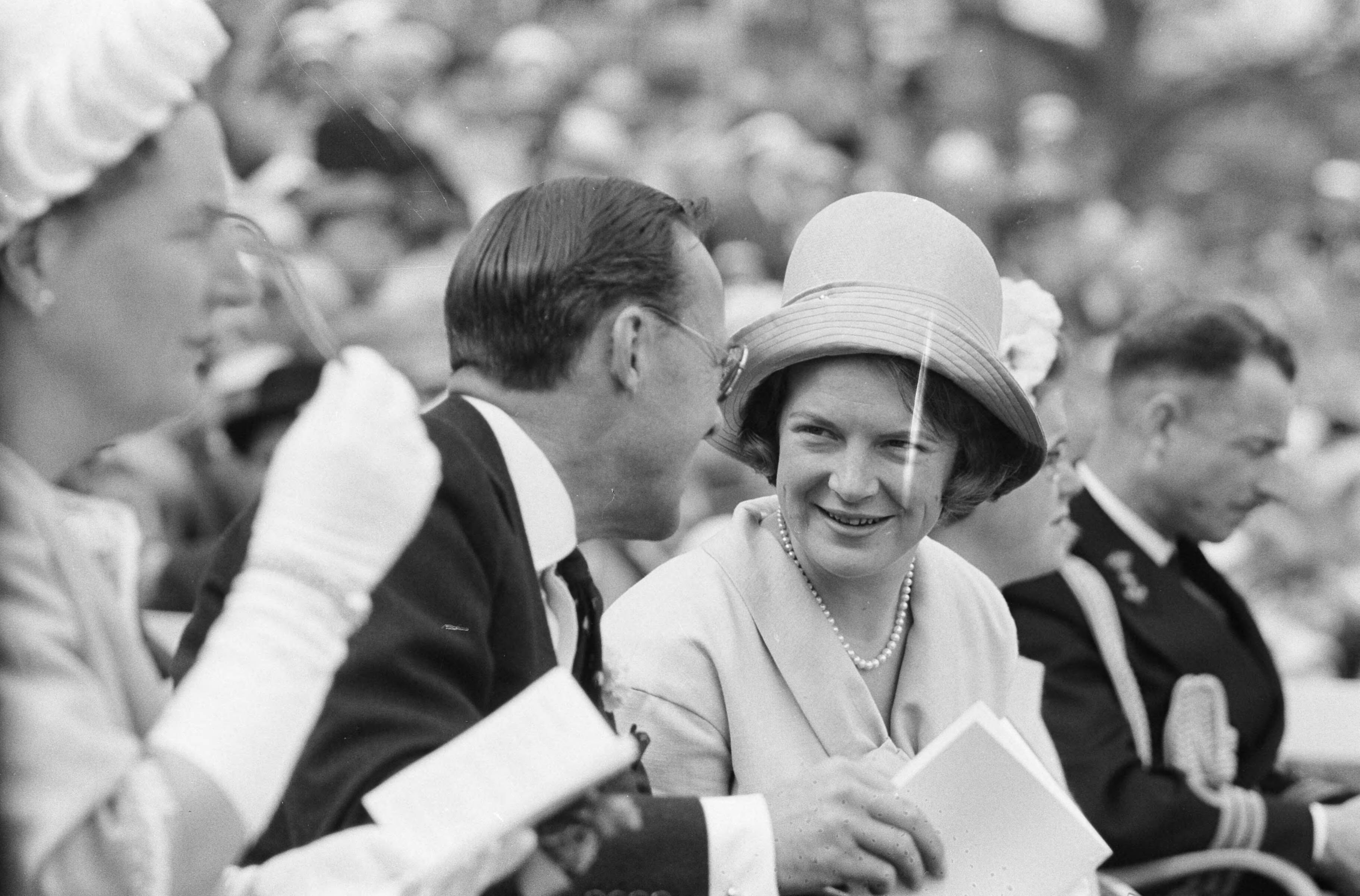 Koninklijk bezoek aan Groningen en Friesland (1962) — Koninklijk bezoek aan Leeuwarden — Foto: Pot, Harry / Anefo. Licentie: Set B: Rechtenvrij / Publiek Domein. Bron: Nationaal Archief. http://hdl.handle.net/10648/aa06e85e-d0b4-102d-bcf8-003048976d84