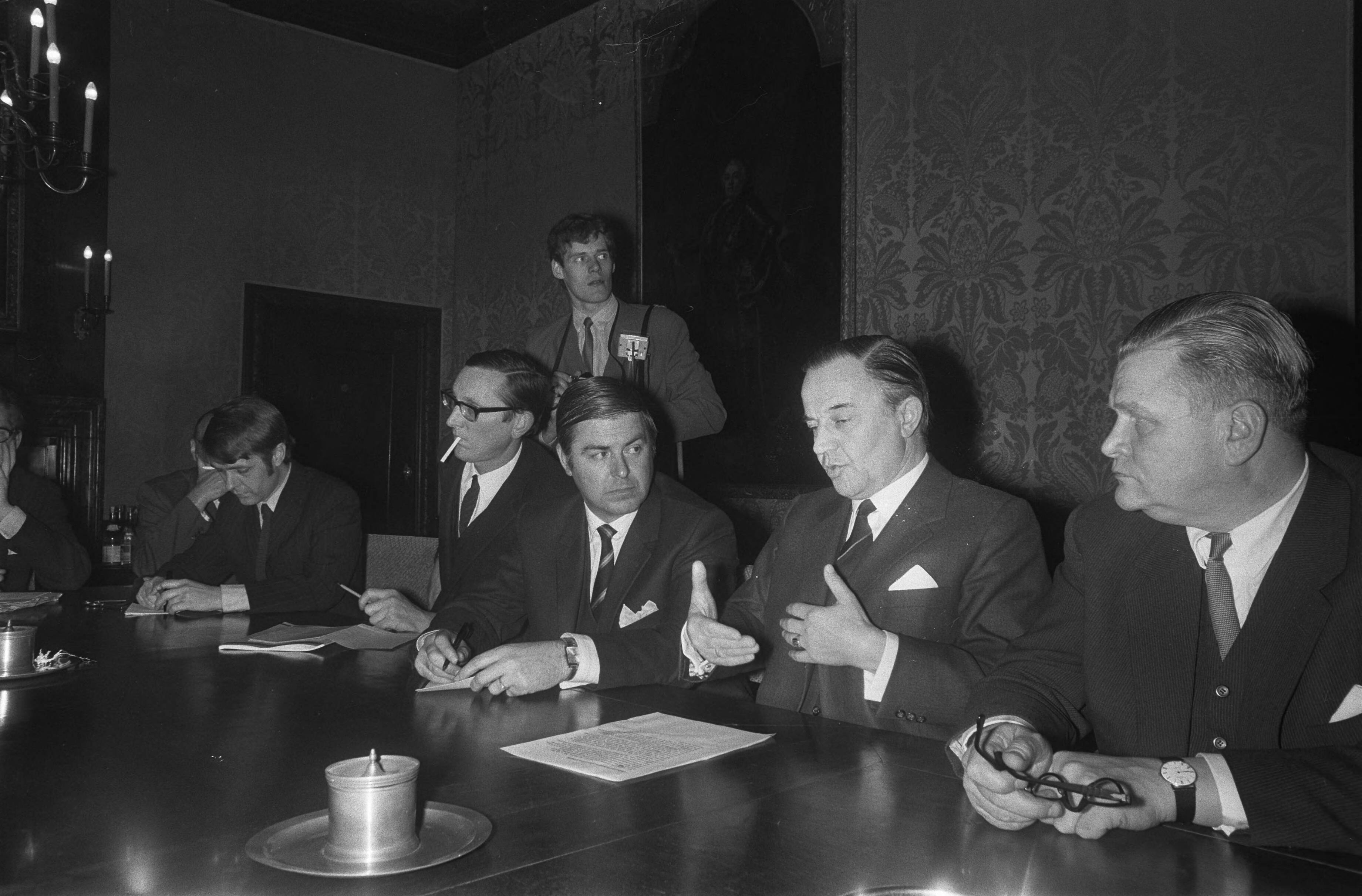Fotocollectie Anefo — Intern Beraad van regering over benoeming tot gouverneur Nederlandse Antillen dr. E. Jonckheer in Den Haag . Zie 232356 — Foto: Mieremet, Rob / Anefo. Licentie: Set B: Rechtenvrij / Publiek Domein. Bron: Nationaal Archief. http://hdl.handle.net/10648/ab8c7e32-d0b4-102d-bcf8-003048976d84