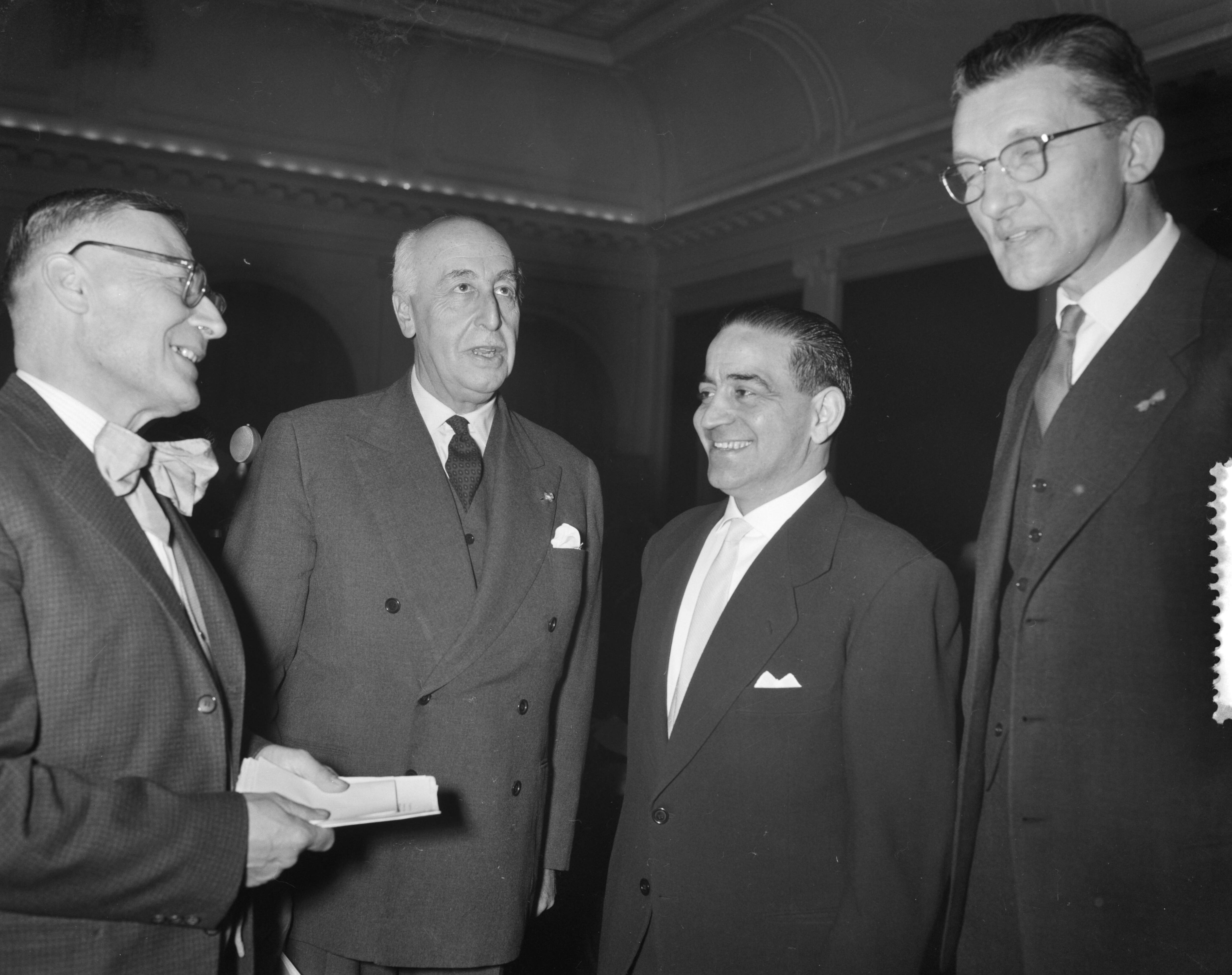 Fotocollectie Anefo — Uitreiking van de Martinus Nijhoffprijs van het Prins Bernhardfonds in de raadzaal van het oude stadhuis van Den Haag aan de Spanjaard Francisco Carrasquer voor zijn vertalingen van Nederlandse poëzie. Vlnr. Antoon Coolen, de Spaanse ambassadeur de hertog van Bueno, Francisco Carrasquer en de voorzitter van het Prins Bernhardfonds prof. mr. G.J. Wiarda — Foto: Bilsen, Joop van / Anefo. Licentie: Set B: Rechtenvrij / Publiek Domein. Bron: Nationaal Archief. http://hdl.handle.net/10648/a9a6889c-d0b4-102d-bcf8-003048976d84