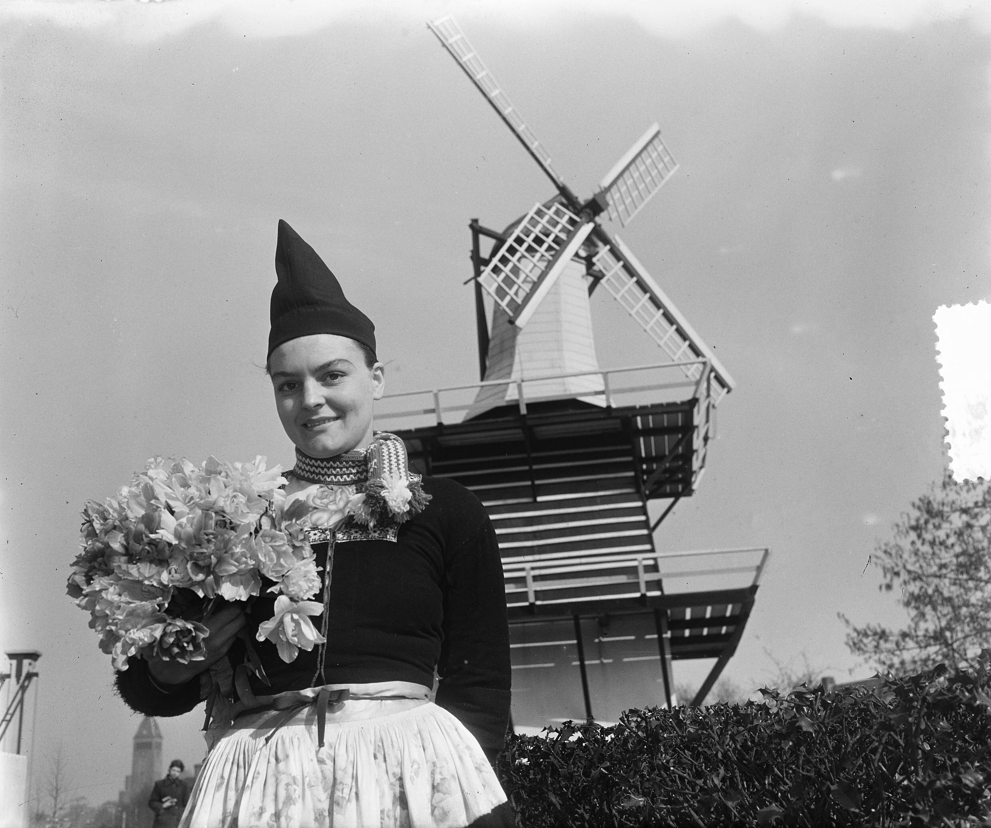 Bloemententoonstelling "Flora" te Heemstede. Volendamse meisjes — Foto: Pot, Harry / Anefo. — Licentie: Set B: Rechtenvrij / Publiek Domein. Bron: Nationaal Archief. http://hdl.handle.net/10648/a908c314-d0b4-102d-bcf8-003048976d84