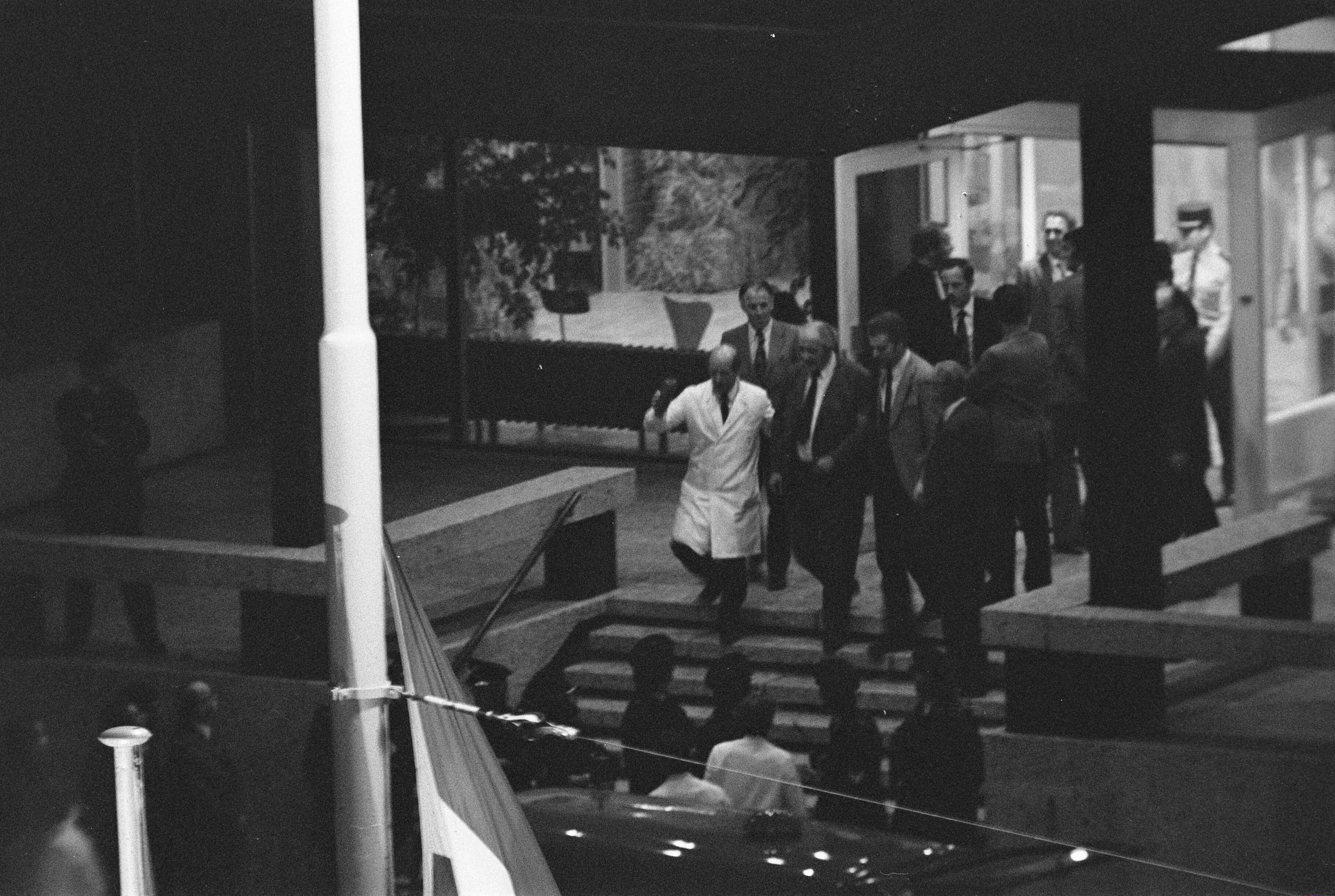 Fotocollectie Anefo — Gijzelingsdrama Den Haag ; een der gijzelaars wordt na vertrek Japanners door de politie naar buiten geholpen — Foto: Peters, Hans / Anefo. Licentie: Set B: Rechtenvrij / Publiek Domein. Bron: Nationaal Archief. http://hdl.handle.net/10648/ac5583f4-d0b4-102d-bcf8-003048976d84