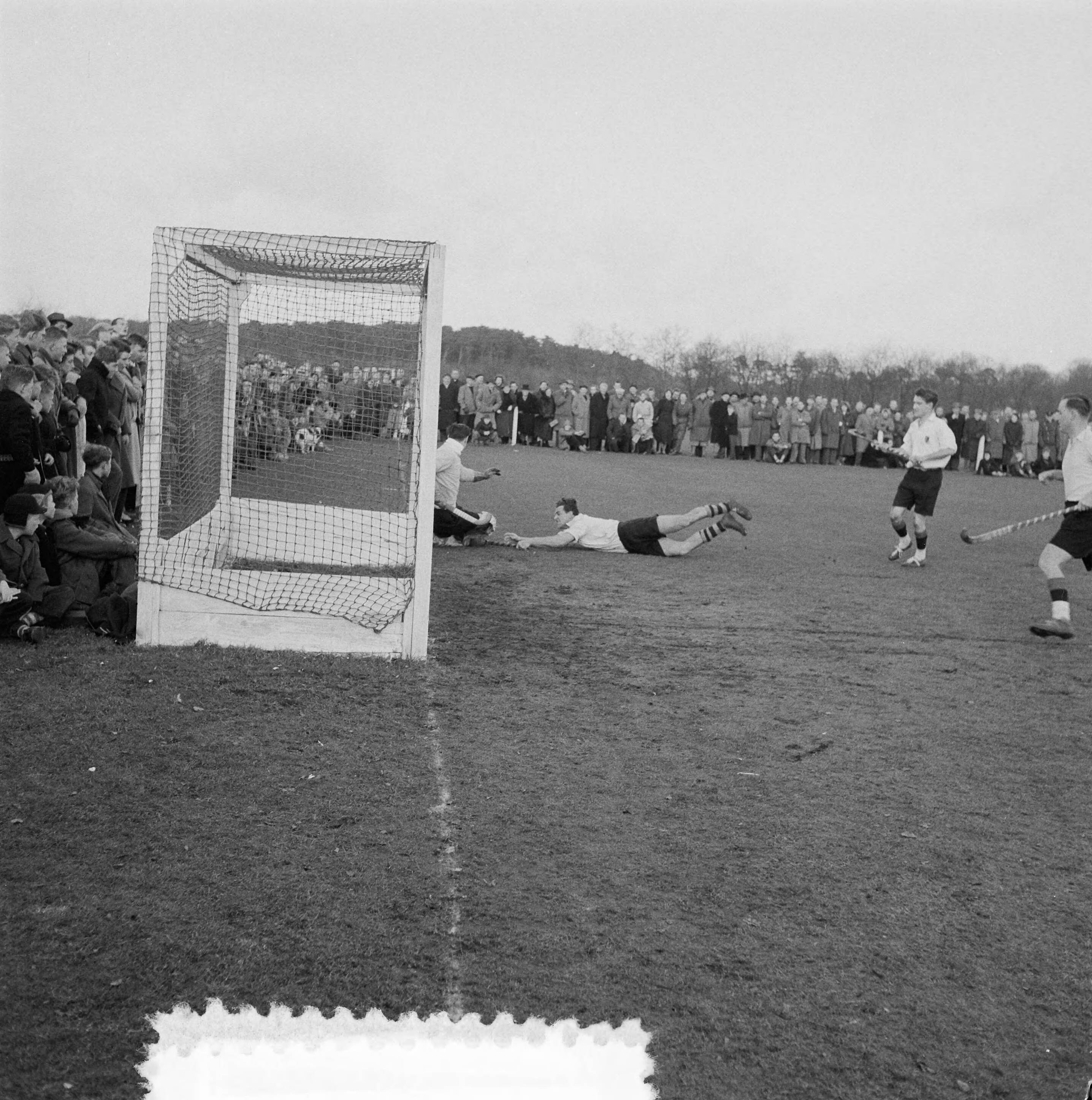Fotocollectie Anefo — Hockey. Laren tegen Amsterdam 1-1. Spelmoment — Foto: Behrens, Herbert F. / Anefo. Licentie: Set B: Rechtenvrij / Publiek Domein. Bron: Nationaal Archief. http://hdl.handle.net/10648/a941db40-d0b4-102d-bcf8-003048976d84