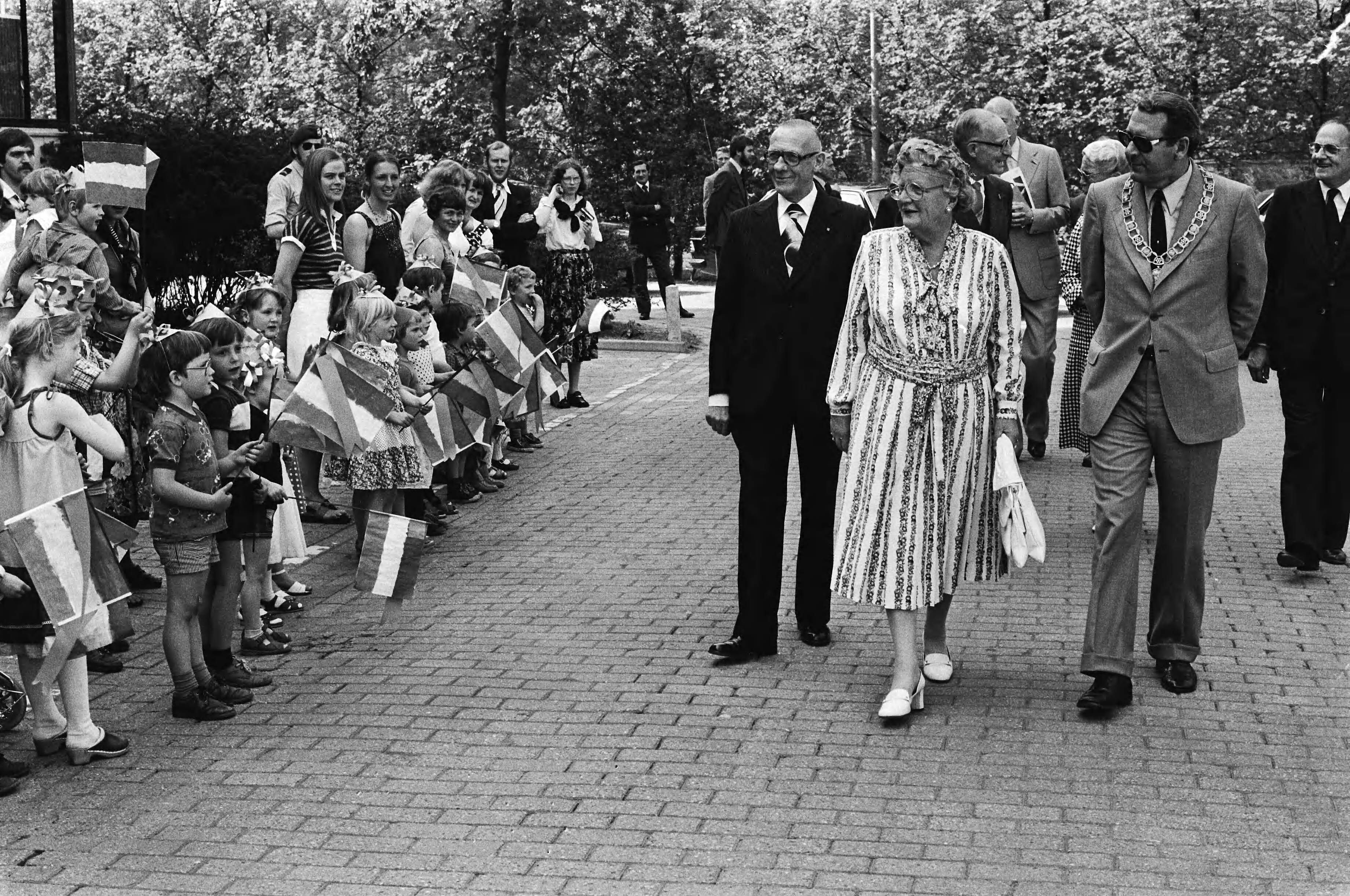HM opent de nieuwbouw van de Vereniging Nederlandse Ziekenfondsen in Zeist — koningin Juliana wordt toegezongen door schoolkinderen — Foto: Croes, Rob C. / Anefo. Licentie: Set B: Rechtenvrij / Publiek Domein. Bron: Nationaal Archief. http://hdl.handle.net/10648/acca1f48-d0b4-102d-bcf8-003048976d84