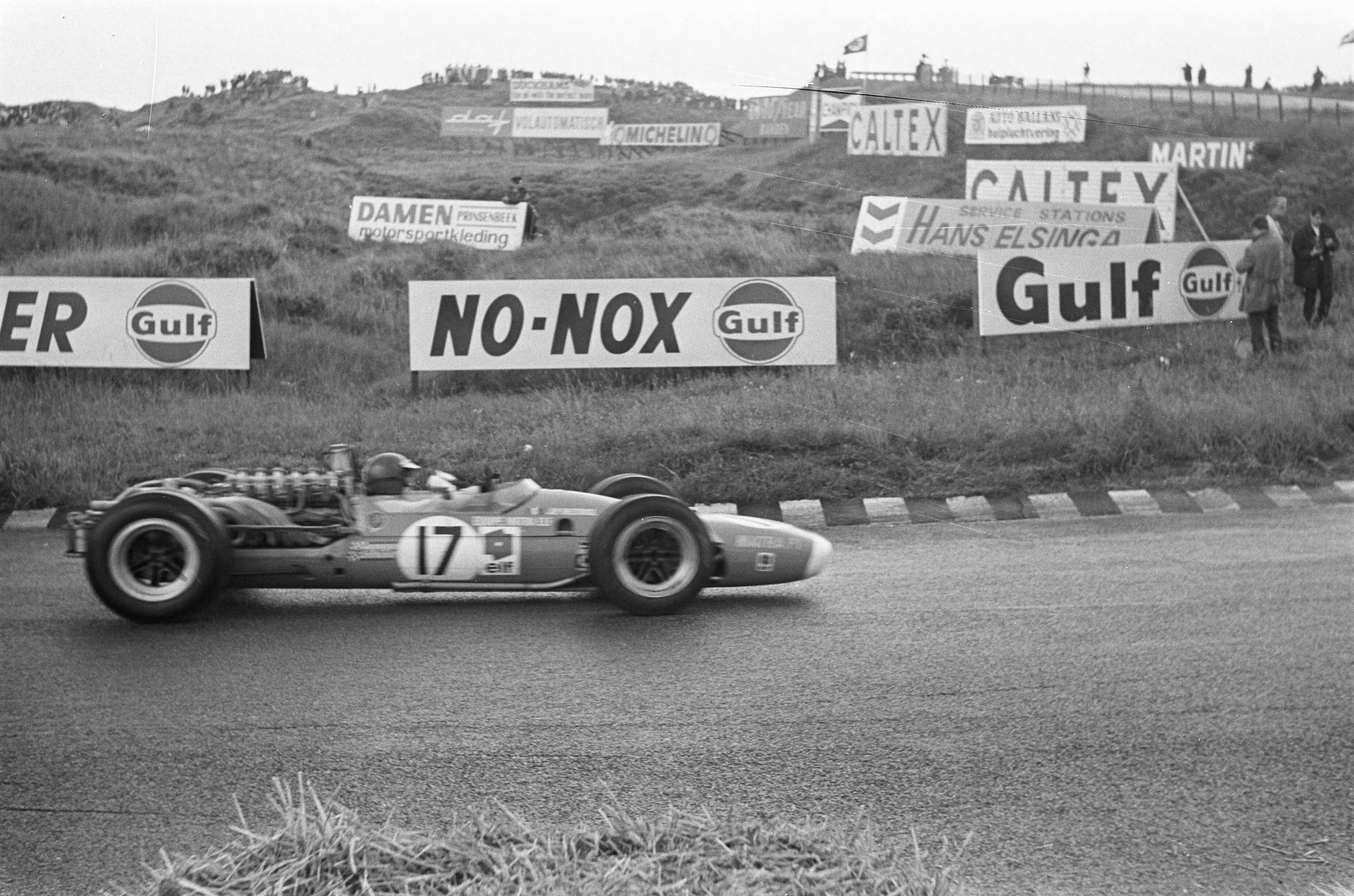 Fotocollectie Anefo — Grand Prix 68 Zandvoortt. Jean-Pierre Beltoise — Foto: Evers, Joost / Anefo. Licentie: Set B: Rechtenvrij / Publiek Domein. Bron: Nationaal Archief. http://hdl.handle.net/10648/ab44fbd4-d0b4-102d-bcf8-003048976d84