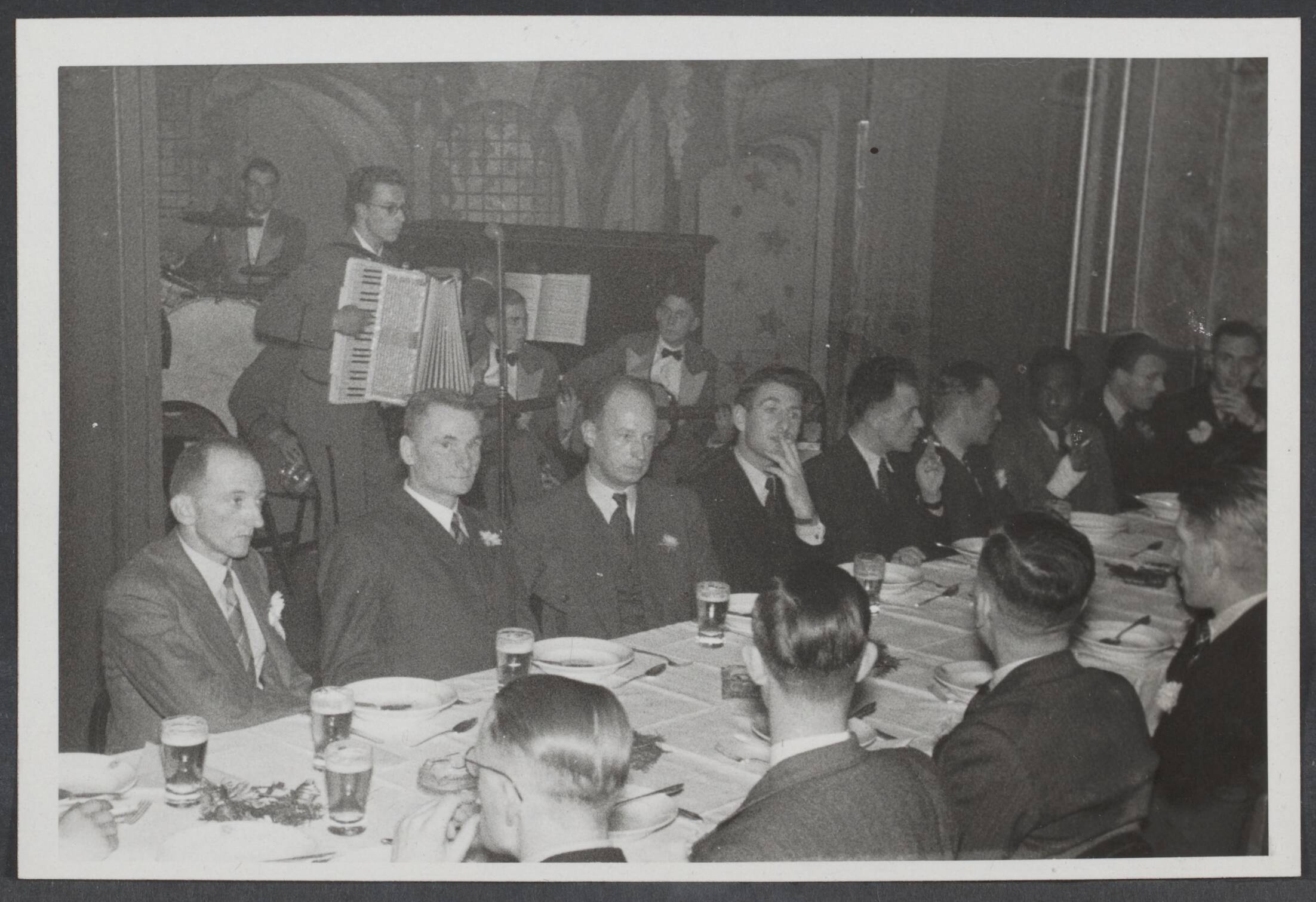 Gewonden Nederland — St. Nicolaasfeest voor oorlogsgewonden in Den Haag. Een heerlijk diner met een pot bier — Foto: Valks, H.J.M. / Spaarnestad. Licentie: Set B: Rechtenvrij / Publiek Domein. Bron: Nationaal Archief. http://hdl.handle.net/10648/fdbeddf6-d399-1450-da85-de83549bc292