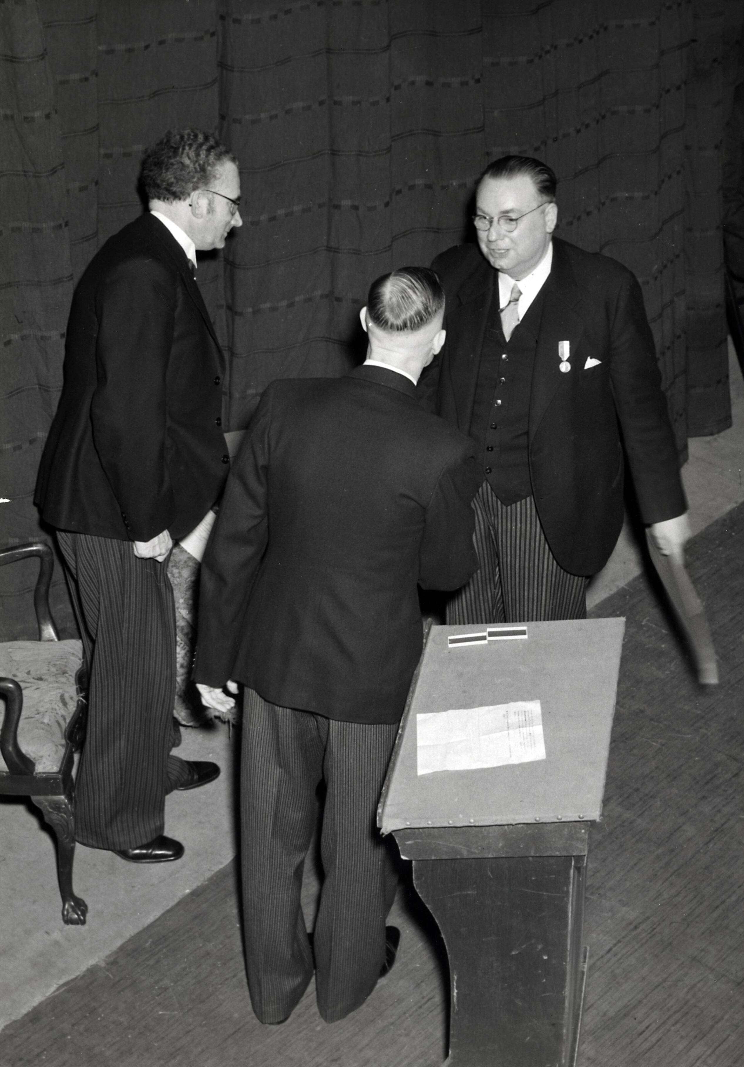 Drukkerij Spaarnestad — [40-jarig jubileum N.V. De Spaarnestad] [feestavond in de Stadsschouwburg] [feliciteren van jubilarissen] — Foto: Fotograaf Onbekend / Fotobureau onbekend / Spaarnestad Photo (05887). Licentie: Set B: Rechtenvrij / Publiek Domein. Bron: Nationaal Archief. http://hdl.handle.net/10648/35429da6-3a02-a382-e063-6df0900a6686