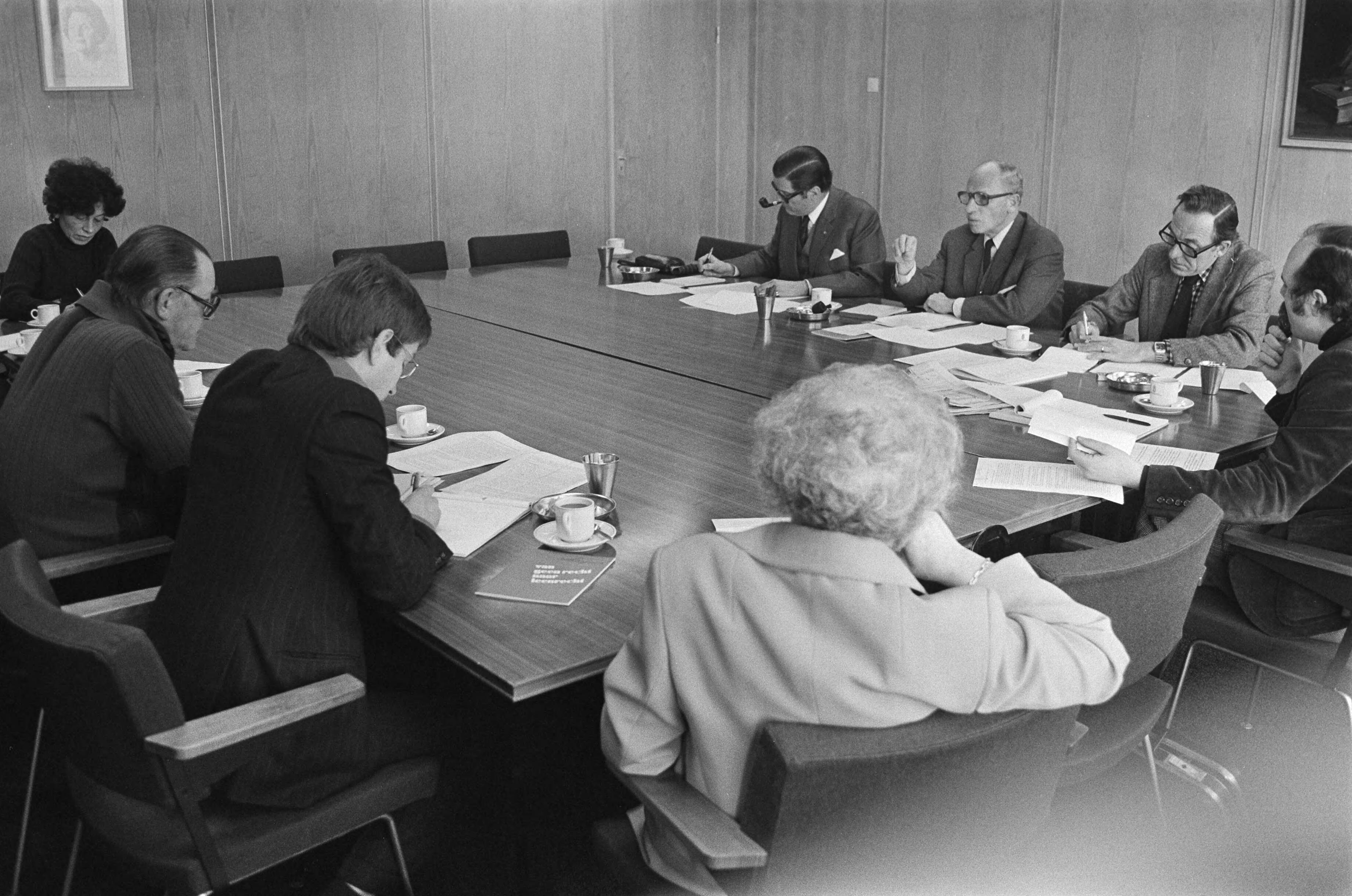 Fotocollectie Anefo — Vereniging van Letterkundigen praat met minister Van Doorn in Den Haag , overzicht — Foto: Croes, Rob C. / Anefo. Licentie: Set B: Rechtenvrij / Publiek Domein. Bron: Nationaal Archief. http://hdl.handle.net/10648/ac7c0f6a-d0b4-102d-bcf8-003048976d84