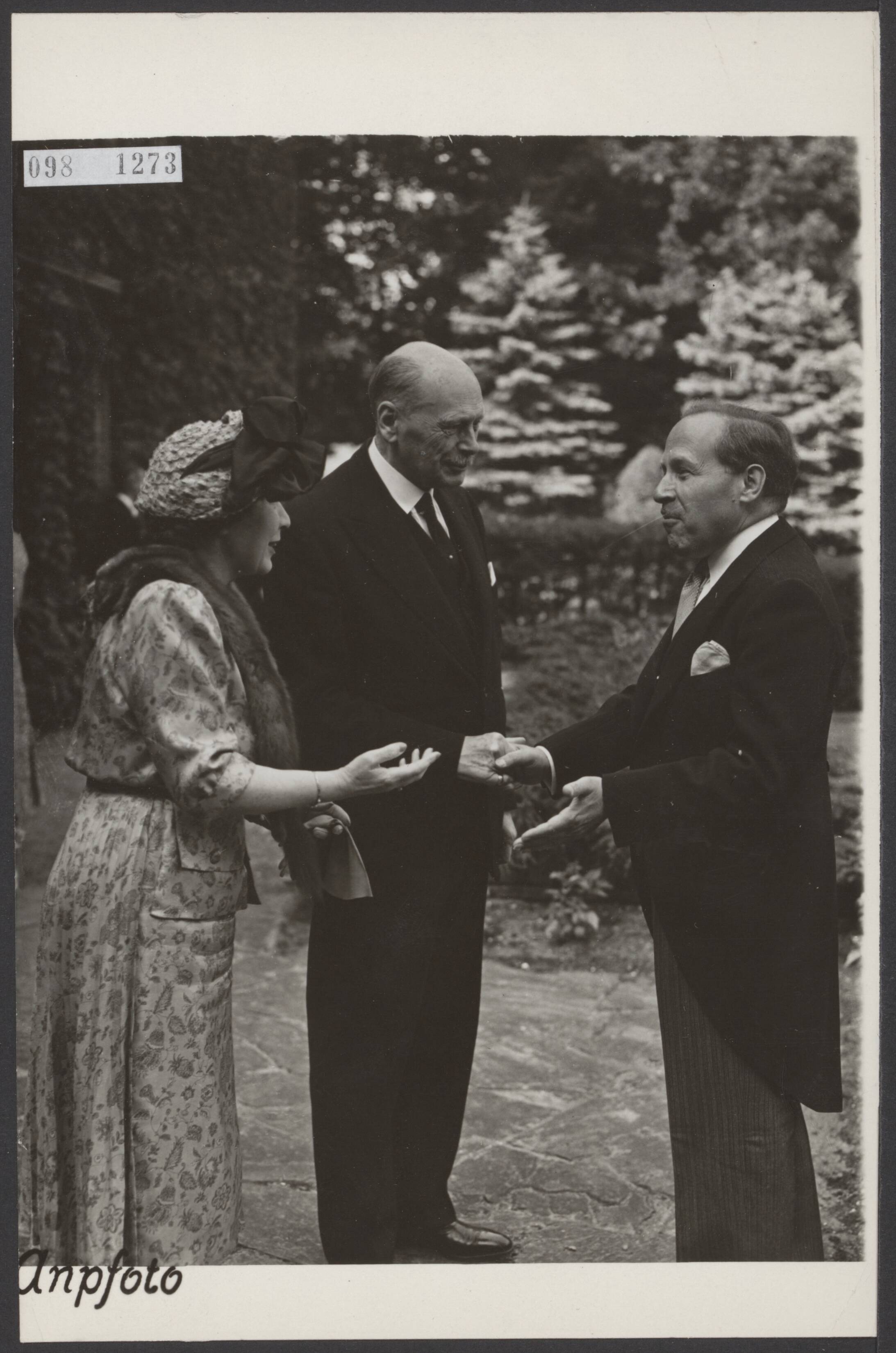 Fotocollectie Elsevier Binnenland — Ter gelegenheid van Confederation Day, de Canadese nationale feestdag, organiseerde de Canadese ambassadeur Pierre Duouy op zijn residentie "Groot Hasebroek" in Wassenaar een tuinfeest. De vice-president van de Raad van State, jhr. mr. F. Beelaerts van Blokland biedt de ambassadeur en zijn echtgenote zijn gelukwensen aan — Foto: ANP / RVD of rechtenvrij. Licentie: Set B: Rechtenvrij / Publiek Domein. Bron: Nationaal Archief. http://hdl.handle.net/10648/ae2e0188-d0b4-102d-bcf8-003048976d84