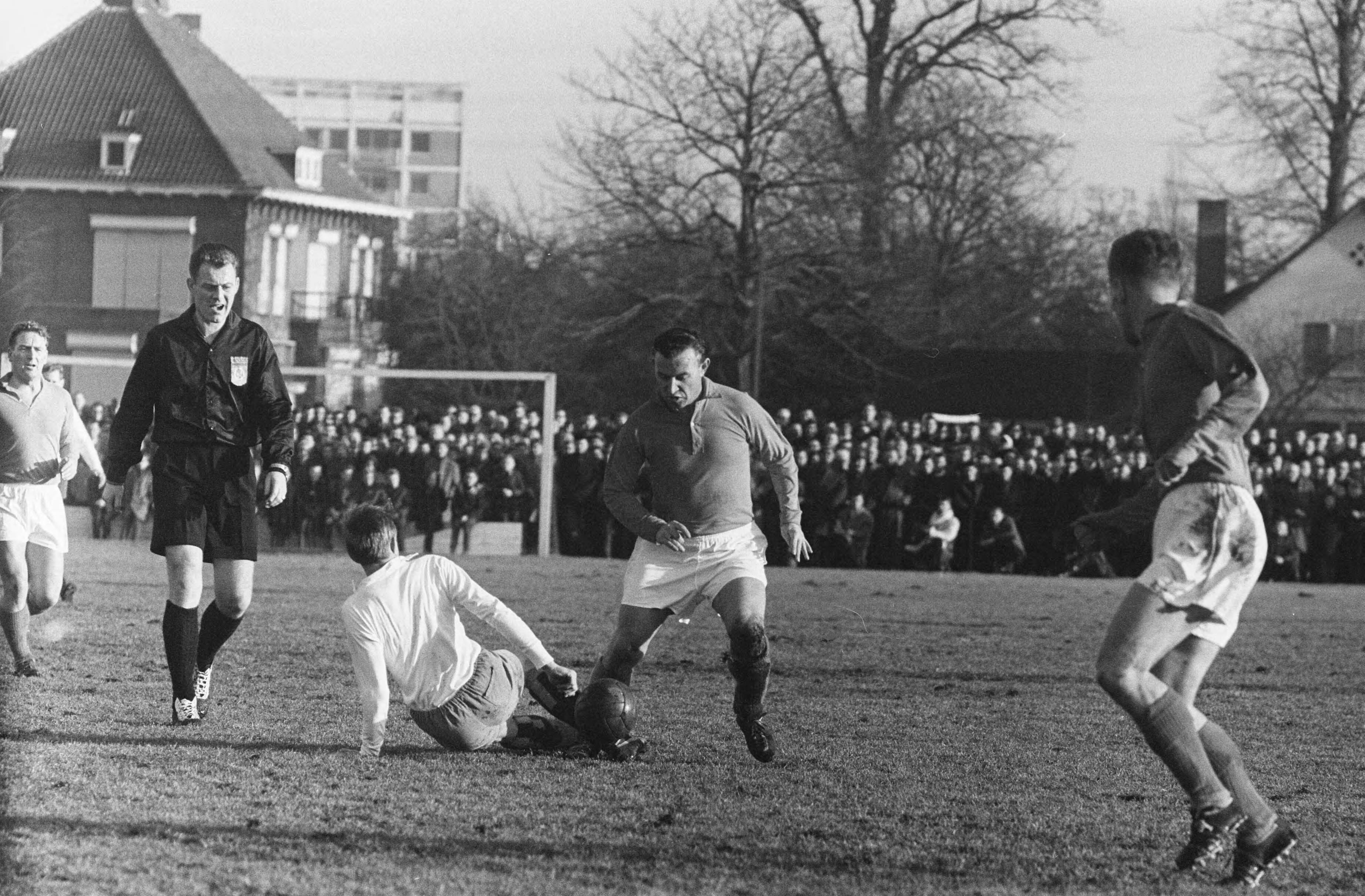 Fotocollectie Anefo — Traditionele nieuwjaars-voetbalwedstrijd Koninkiijke HFC tegen Oud-internationals 3-3. Spelmoment, Abe Lenstra in actie. Links scheidsrechter Henk Klopper, Rechts Piet Groeneveld. Links achter de scheidsrechter Louis Biesbrouck — Foto: Pot, Harry / Anefo. Licentie: Set B: Rechtenvrij / Publiek Domein. Bron: Nationaal Archief. http://hdl.handle.net/10648/aa53f608-d0b4-102d-bcf8-003048976d84