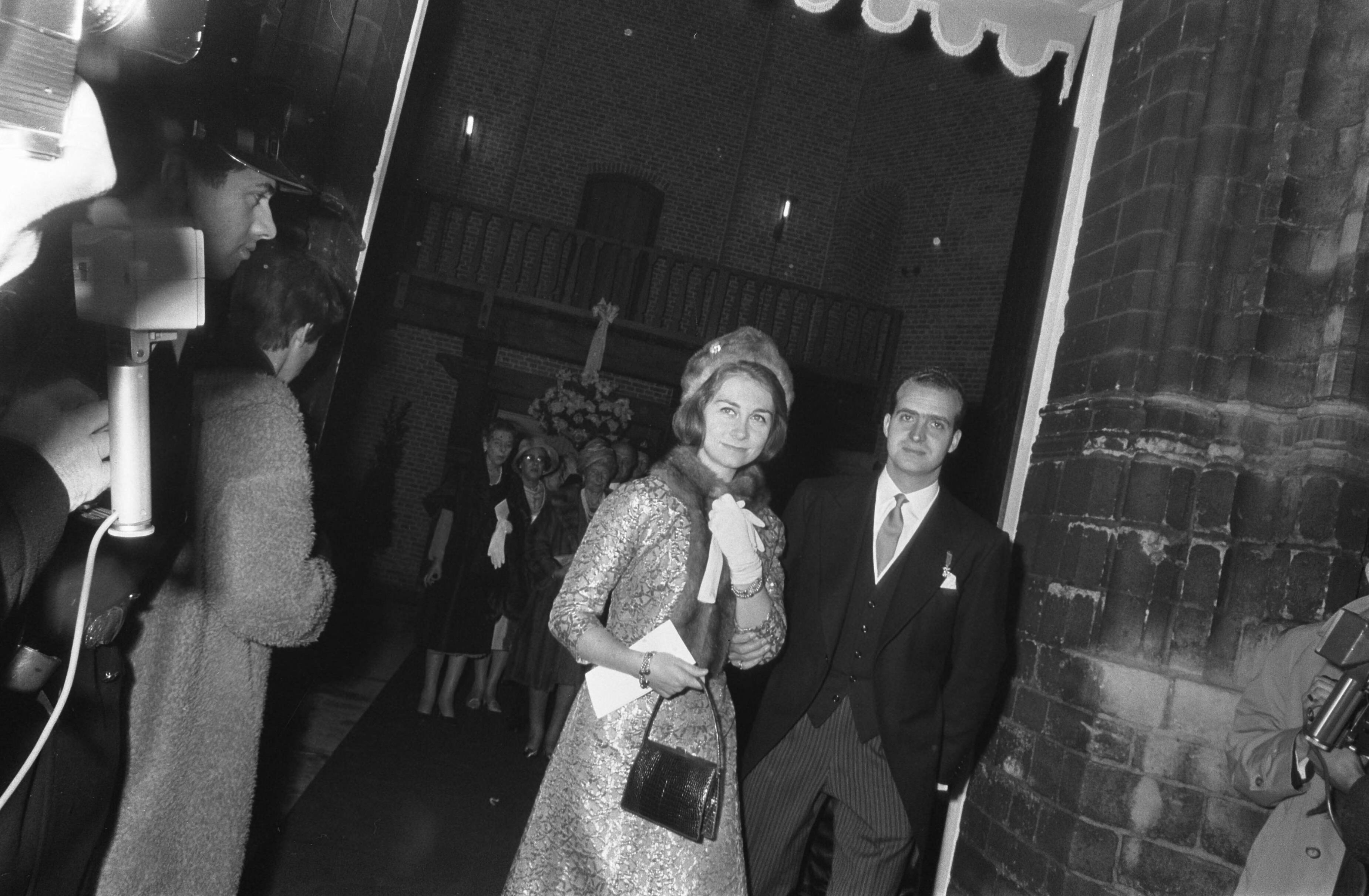 Huwelijk prins Karl von Hessen en gravin Yvonne Szapary in Den Haag — Aankomst van prins Juan Carlos van Bourbon en zijn vrouw prinses Sophia — Foto: Fotograaf Onbekend / Anefo. Licentie: Set B: Rechtenvrij / Publiek Domein. Bron: Nationaal Archief. http://hdl.handle.net/10648/aae5ef40-d0b4-102d-bcf8-003048976d84