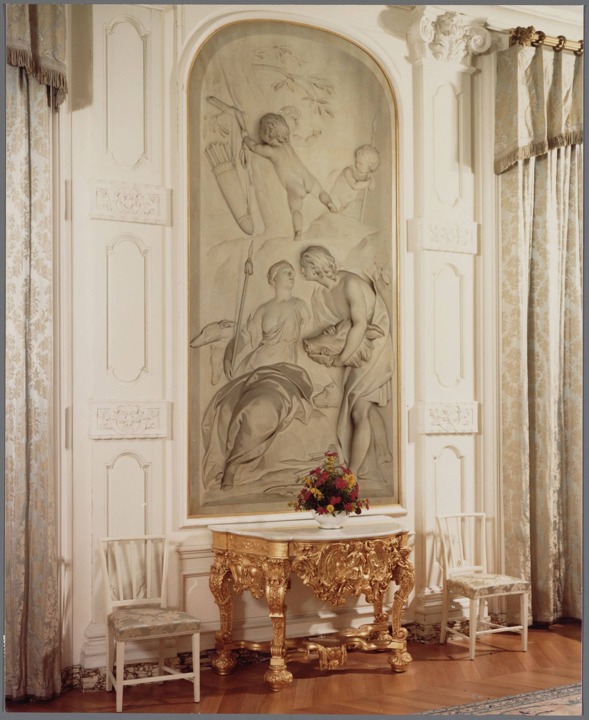 Paleis Huis ten Bosch te Den Haag — Witte Eetzaal — Foto: Hofmeester, Bart / RVD. Licentie: Set B: Rechtenvrij / Publiek Domein. Bron: Nationaal Archief. http://hdl.handle.net/10648/afa89a64-d0b4-102d-bcf8-003048976d84