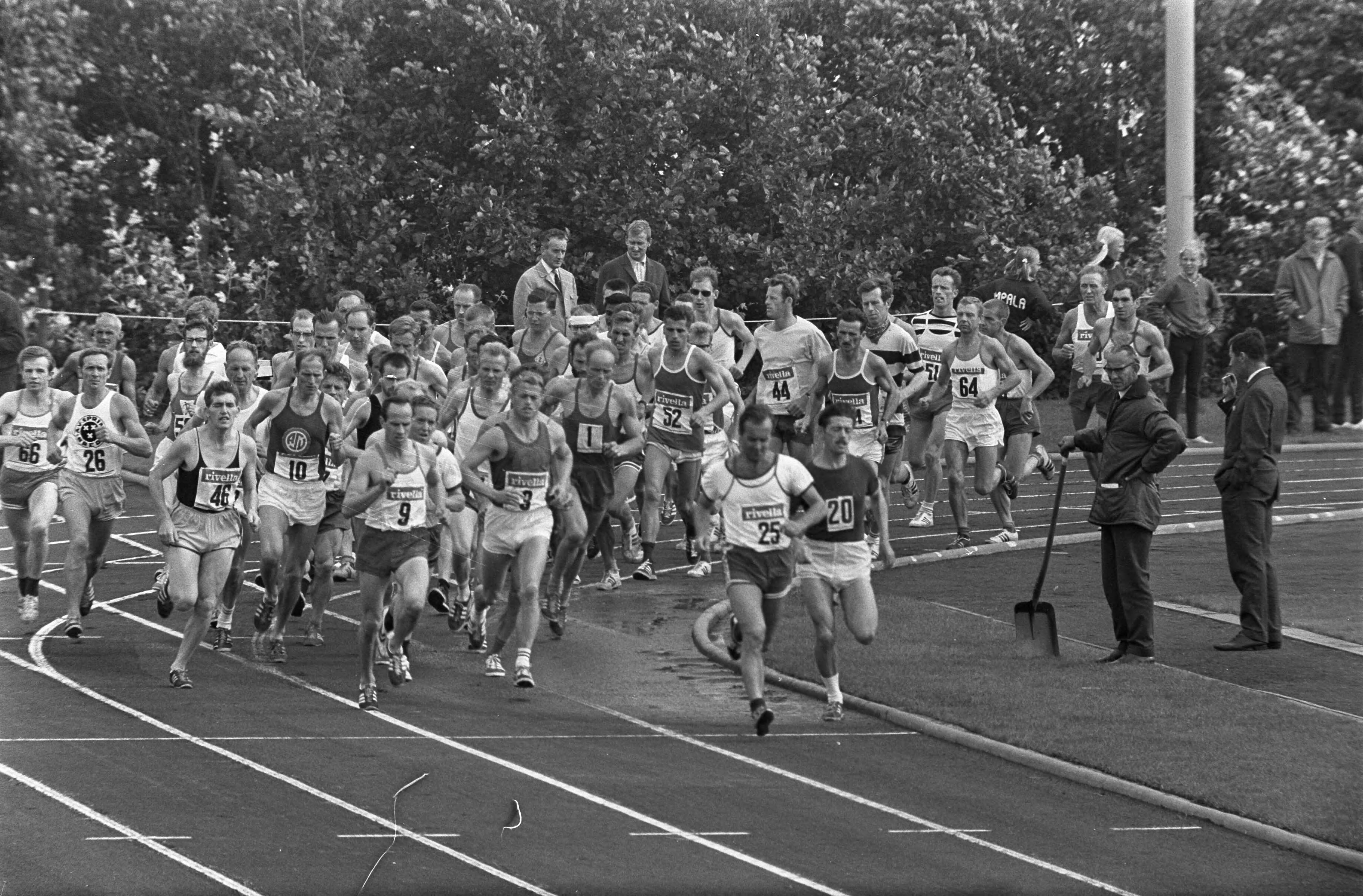 Nederlandse kampioenschappen atletiek 1968 — De start van de marathon — Foto: Fotograaf Onbekend / Anefo. Licentie: Set B: Rechtenvrij / Publiek Domein. Bron: Nationaal Archief. http://hdl.handle.net/10648/ab4c0942-d0b4-102d-bcf8-003048976d84