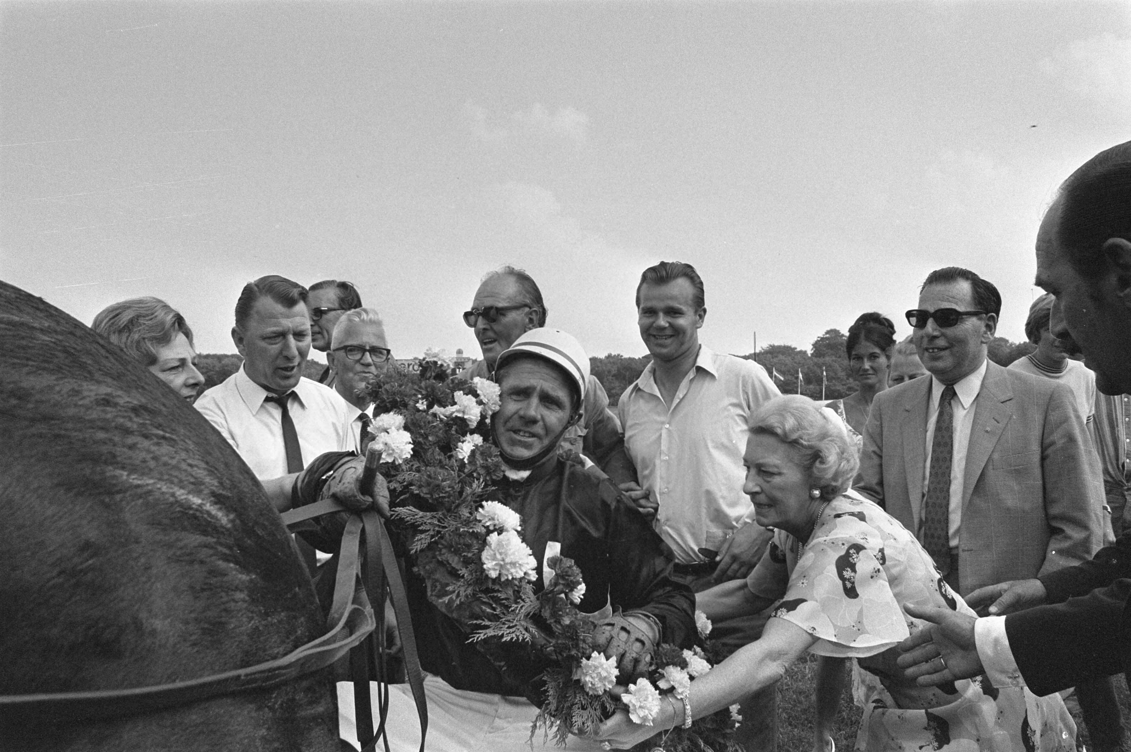 Fotocollectie Anefo — Derby voor dravers op Duindigt; winnaar "Ironie" met berijder M. Vergay — Foto: Mieremet, Rob / Anefo. Licentie: Set B: Rechtenvrij / Publiek Domein. Bron: Nationaal Archief. http://hdl.handle.net/10648/ab9e72e0-d0b4-102d-bcf8-003048976d84