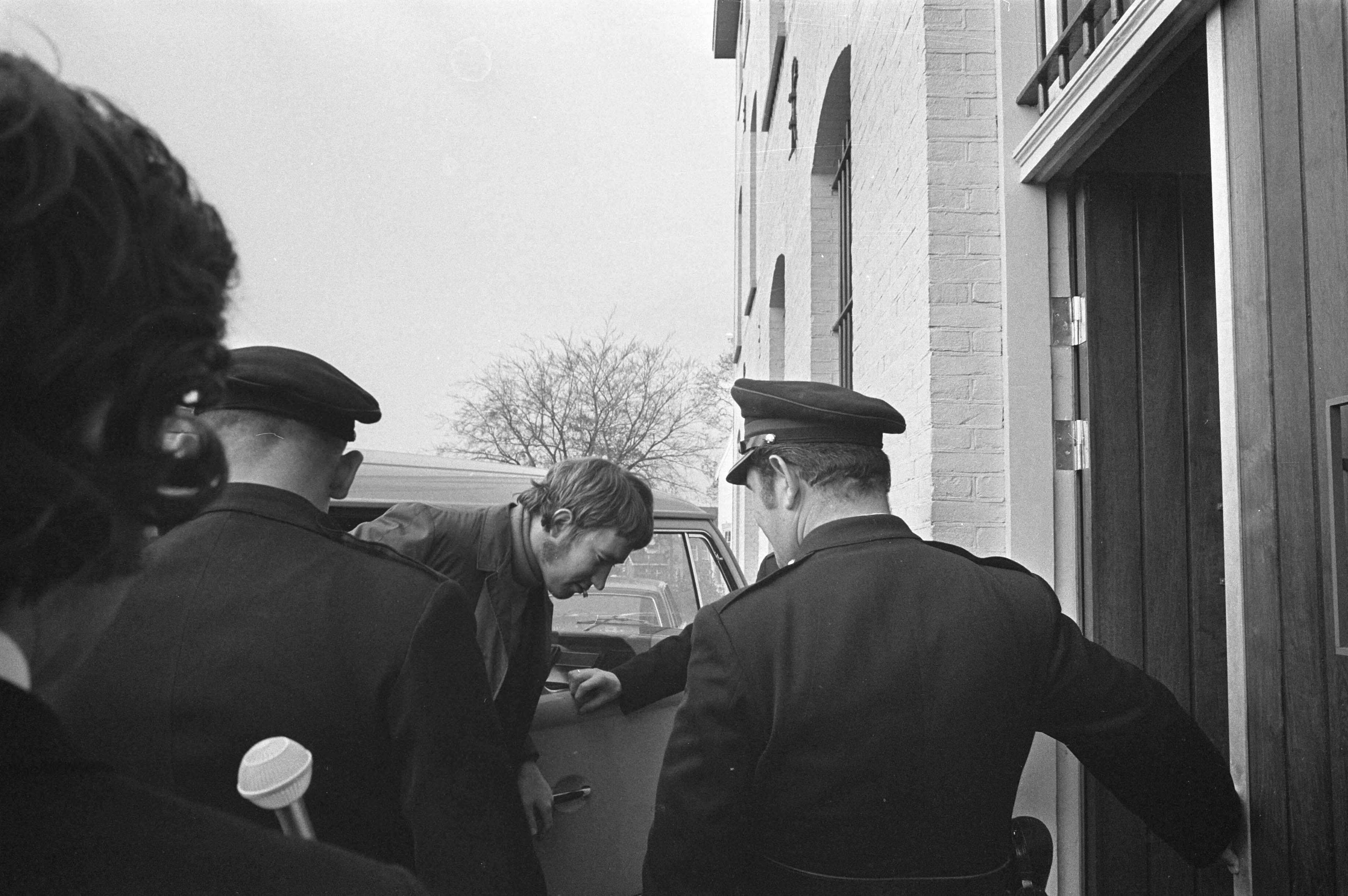 Fotocollectie Anefo — Rellen in Huis van Bewaring Groningen, onruststokers keren terug naar Huis van Bewaring — Foto: Mieremet, Rob / Anefo. Licentie: Set B: Rechtenvrij / Publiek Domein. Bron: Nationaal Archief. http://hdl.handle.net/10648/abd5e46e-d0b4-102d-bcf8-003048976d84
