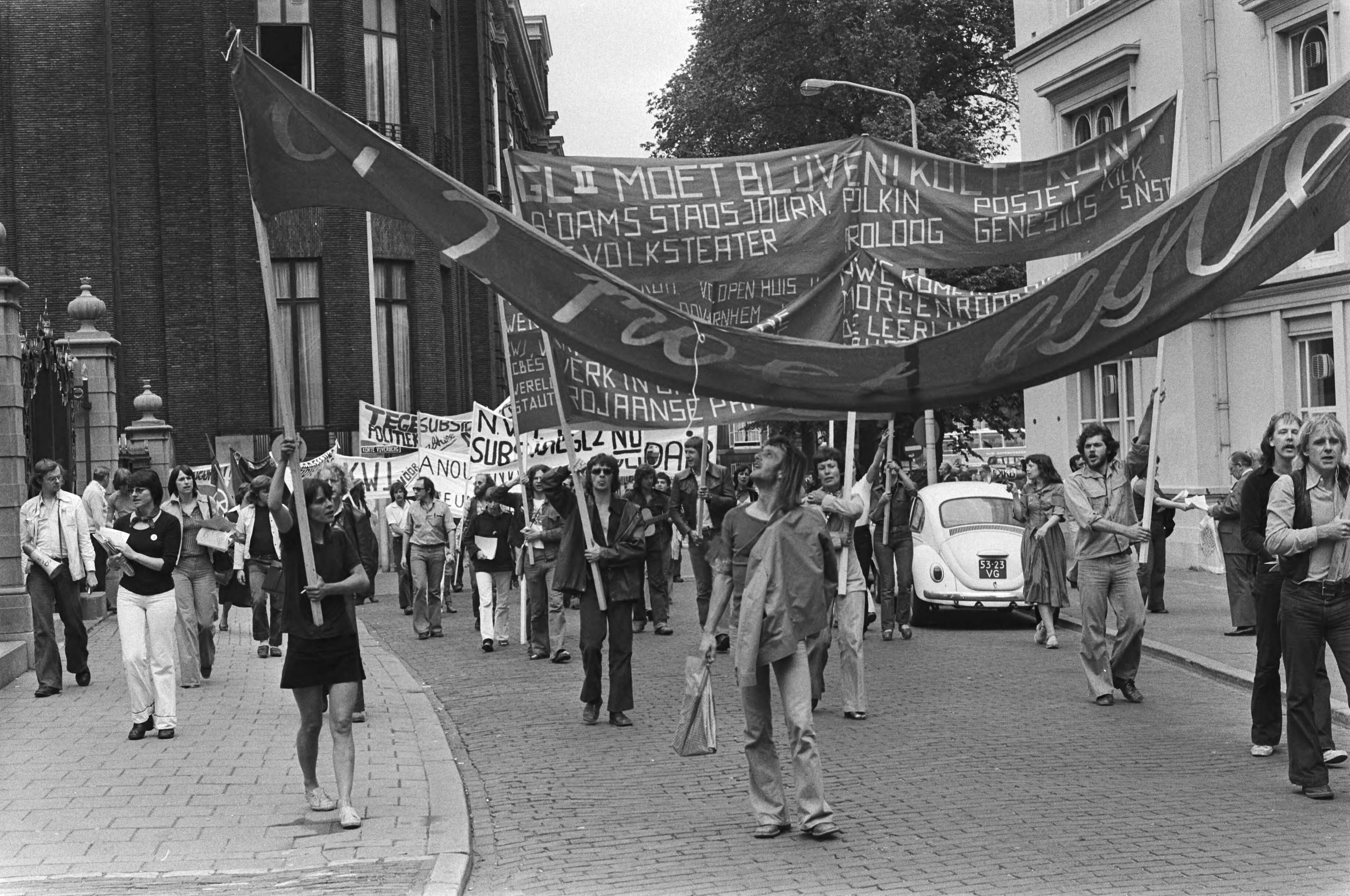 Fotocollectie Anefo — Demonstratie tegen intrekking subsidie toneelgezelschap "GL2" in Den Haag — Foto: Mieremet, Rob / Anefo. Licentie: Set B: Rechtenvrij / Publiek Domein. Bron: Nationaal Archief. http://hdl.handle.net/10648/ac849d56-d0b4-102d-bcf8-003048976d84