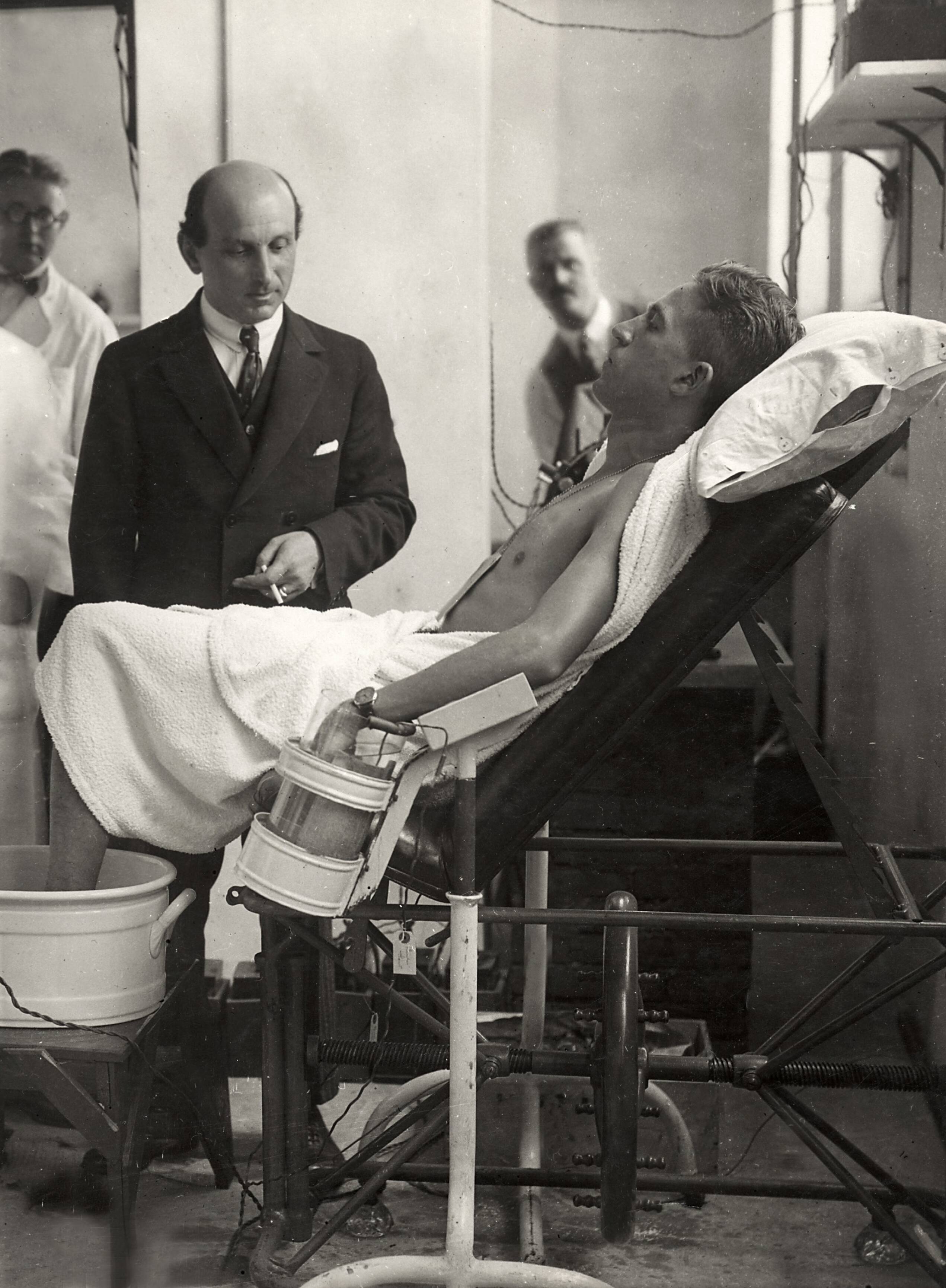 Medisch, Sport — Sport, Olympische Spelen Amsterdam, 1928 : Een athleet krijgt medische begeleiding. — Foto: Fotograaf Onbekend / Algemeen Fotobureau Amsterdam / Rechtenvrij (05589). Licentie: Set B: Rechtenvrij / Publiek Domein. Bron: Nationaal Archief. http://hdl.handle.net/10648/35429da7-10db-a382-e063-6df0900a6686