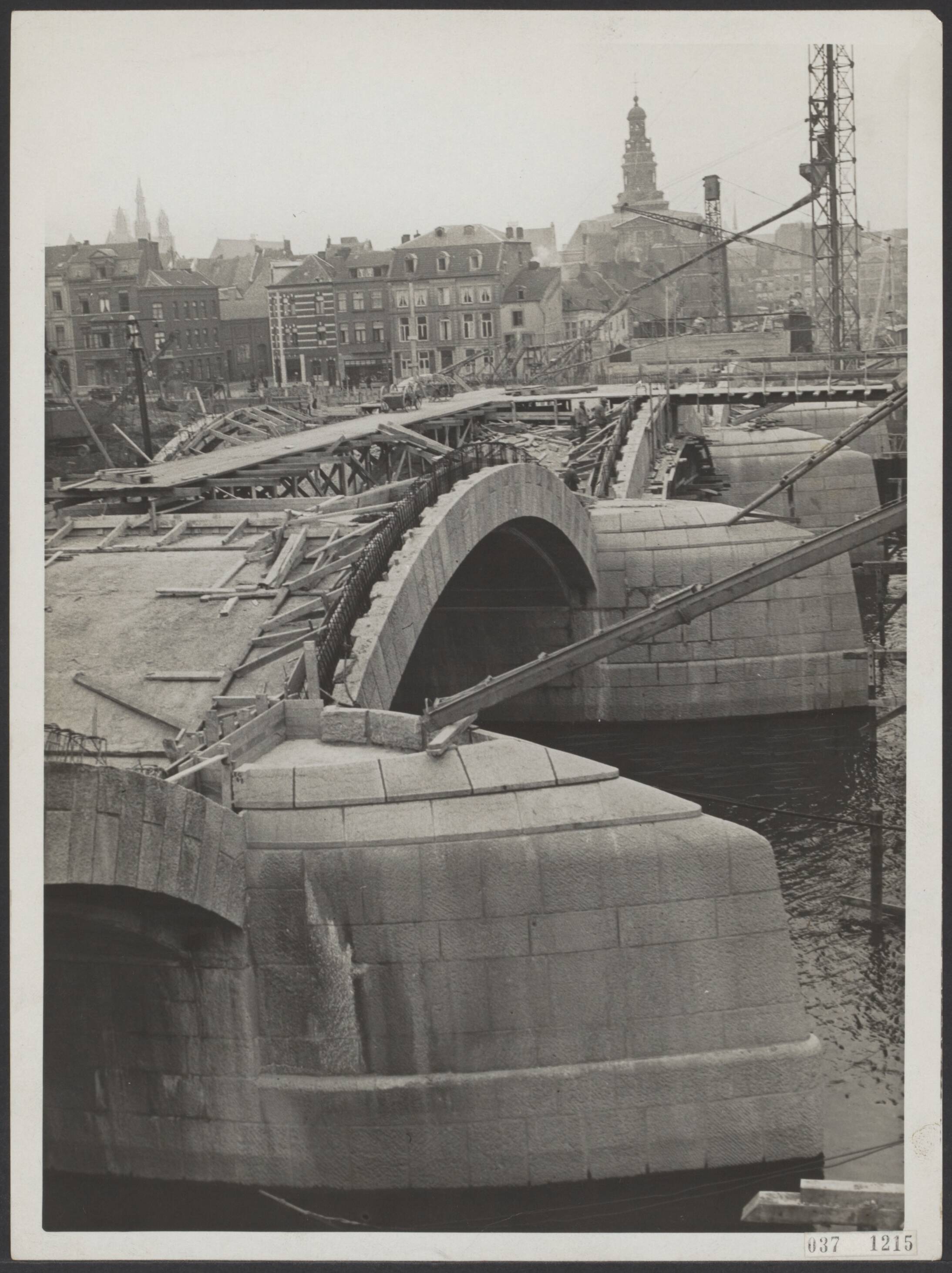 Fotocollectie Elsevier Binnenland — Bouw van de nieuwe verkeersbrug [Wilhelminabrug] over de Maas te Maastricht — Foto: N.V. Polygoon. Licentie: Set B: Rechtenvrij / Publiek Domein. Bron: Nationaal Archief. http://hdl.handle.net/10648/adefde3a-d0b4-102d-bcf8-003048976d84