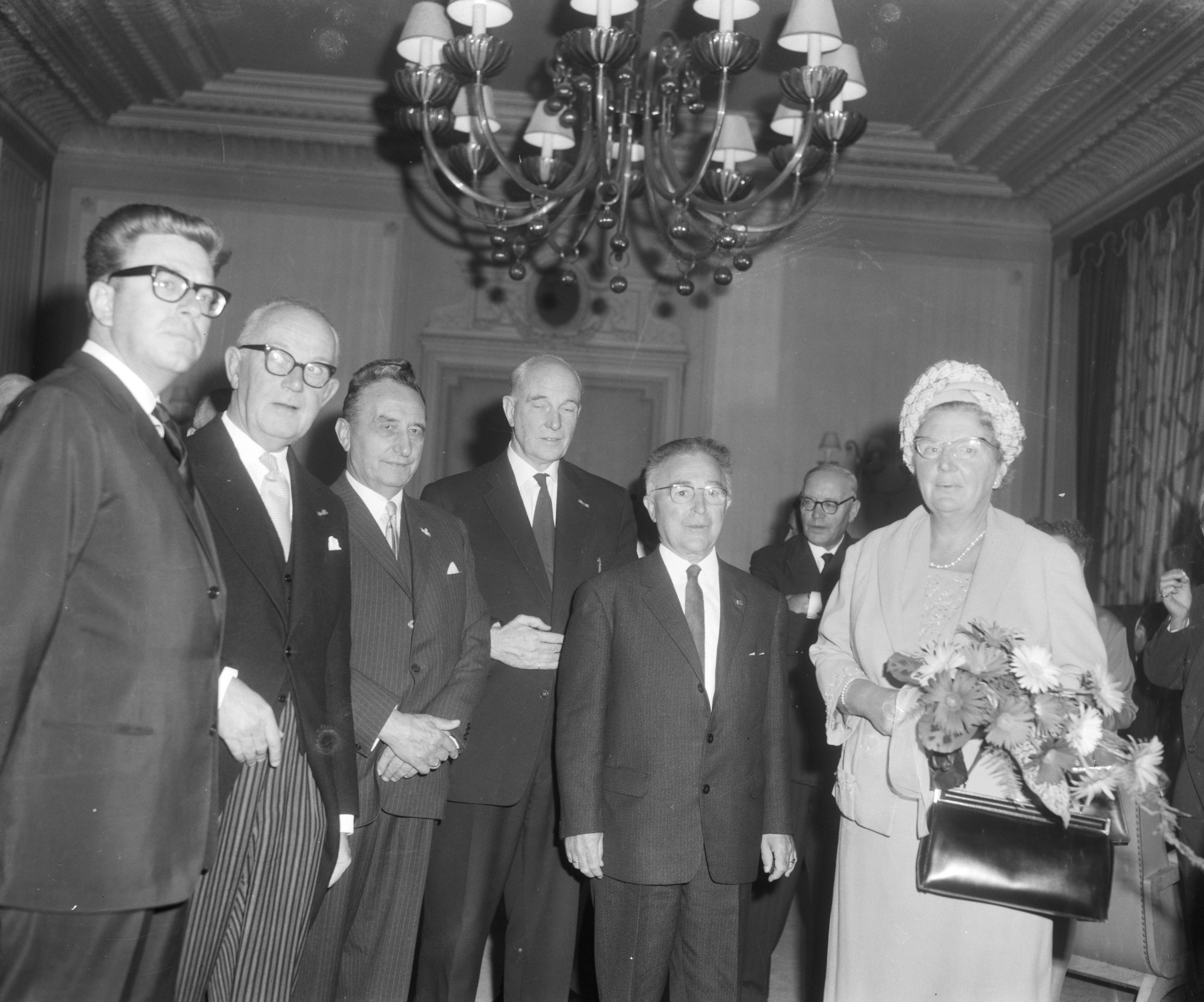 Koningin Juliana woont in het Kurhaus in Scheveningen het congres van het Genootschap "Onze Taal" bij — Foto: Bilsen, Joop van / Anefo. — Licentie: Set B: Rechtenvrij / Publiek Domein. Bron: Nationaal Archief. http://hdl.handle.net/10648/aa7d8914-d0b4-102d-bcf8-003048976d84