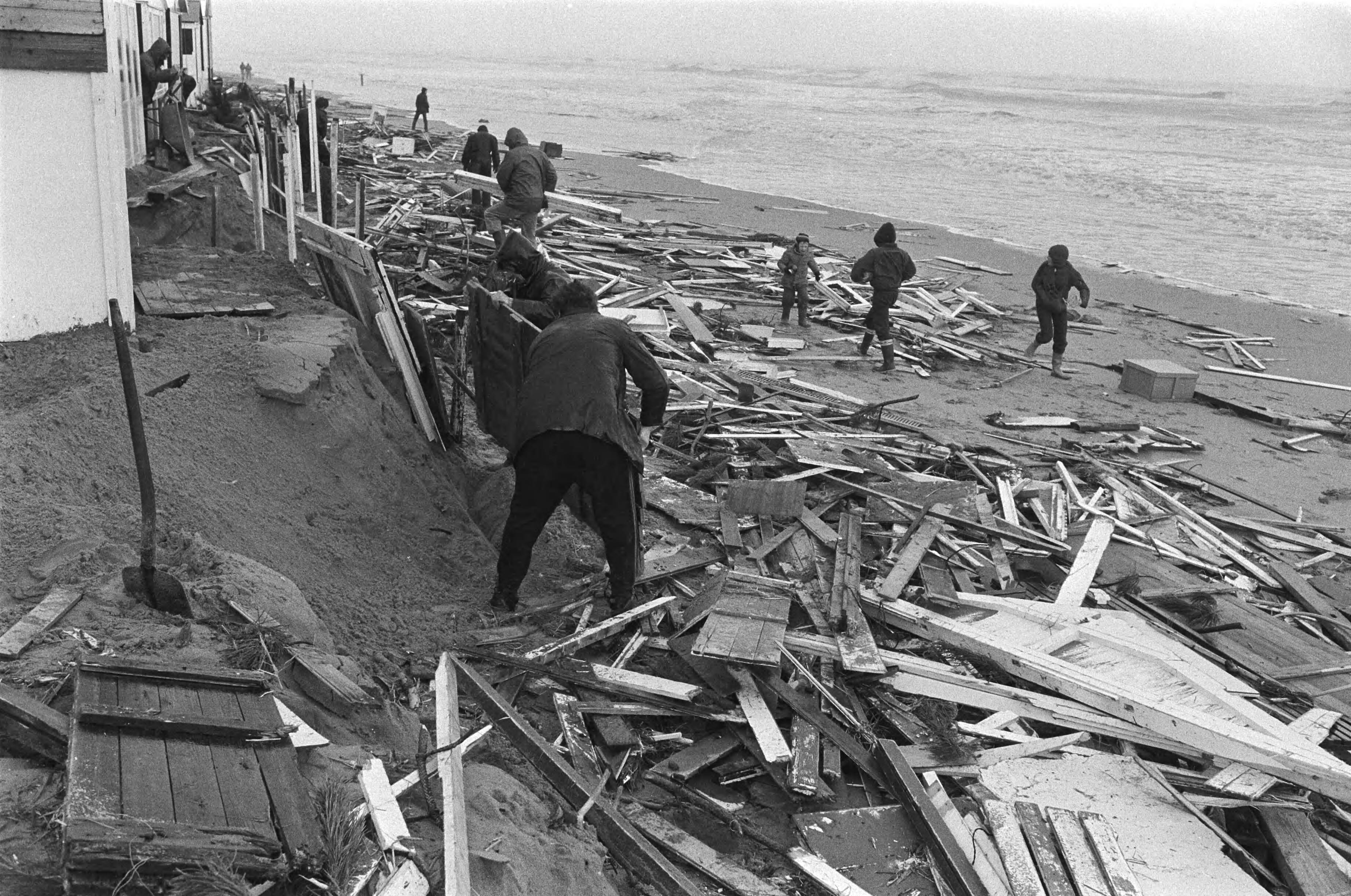 Fotocollectie Anefo — Storm verwoest huisjes langs strand (Zandvoort); mensen brengen bezittingen in veiligheid — Foto: Suyk, Koen / Anefo. Licentie: Set B: Rechtenvrij / Publiek Domein. Bron: Nationaal Archief. http://hdl.handle.net/10648/acde8816-d0b4-102d-bcf8-003048976d84