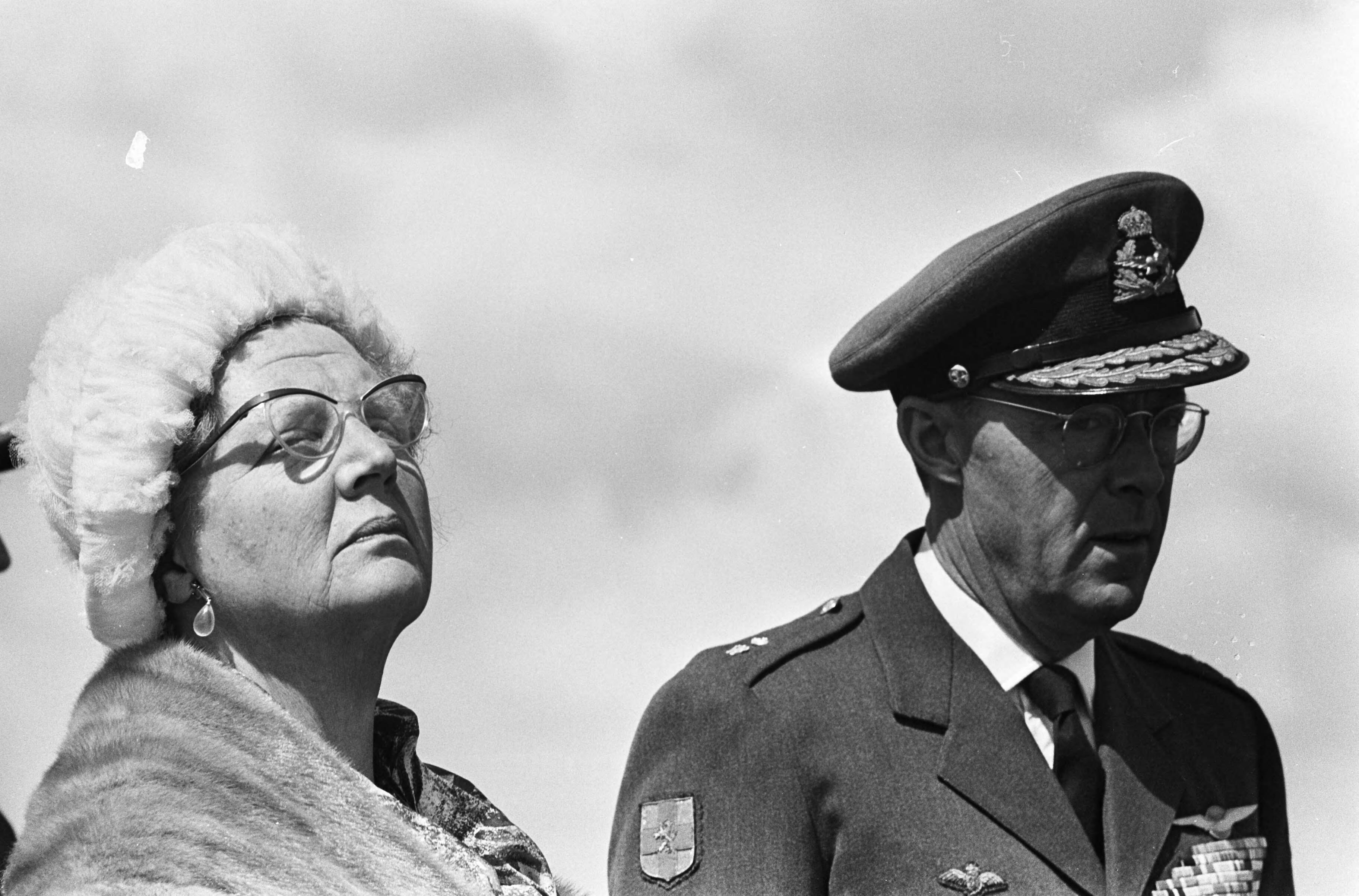 Fotocollectie Anefo — Koningin Juliana geeft vaandel aan de Koninklijke Luchtmacht, koningin Juliana en prins Bernhard — Foto: Koch, Eric / Anefo. Licentie: Set B: Rechtenvrij / Publiek Domein. Bron: Nationaal Archief. http://hdl.handle.net/10648/aaa95206-d0b4-102d-bcf8-003048976d84