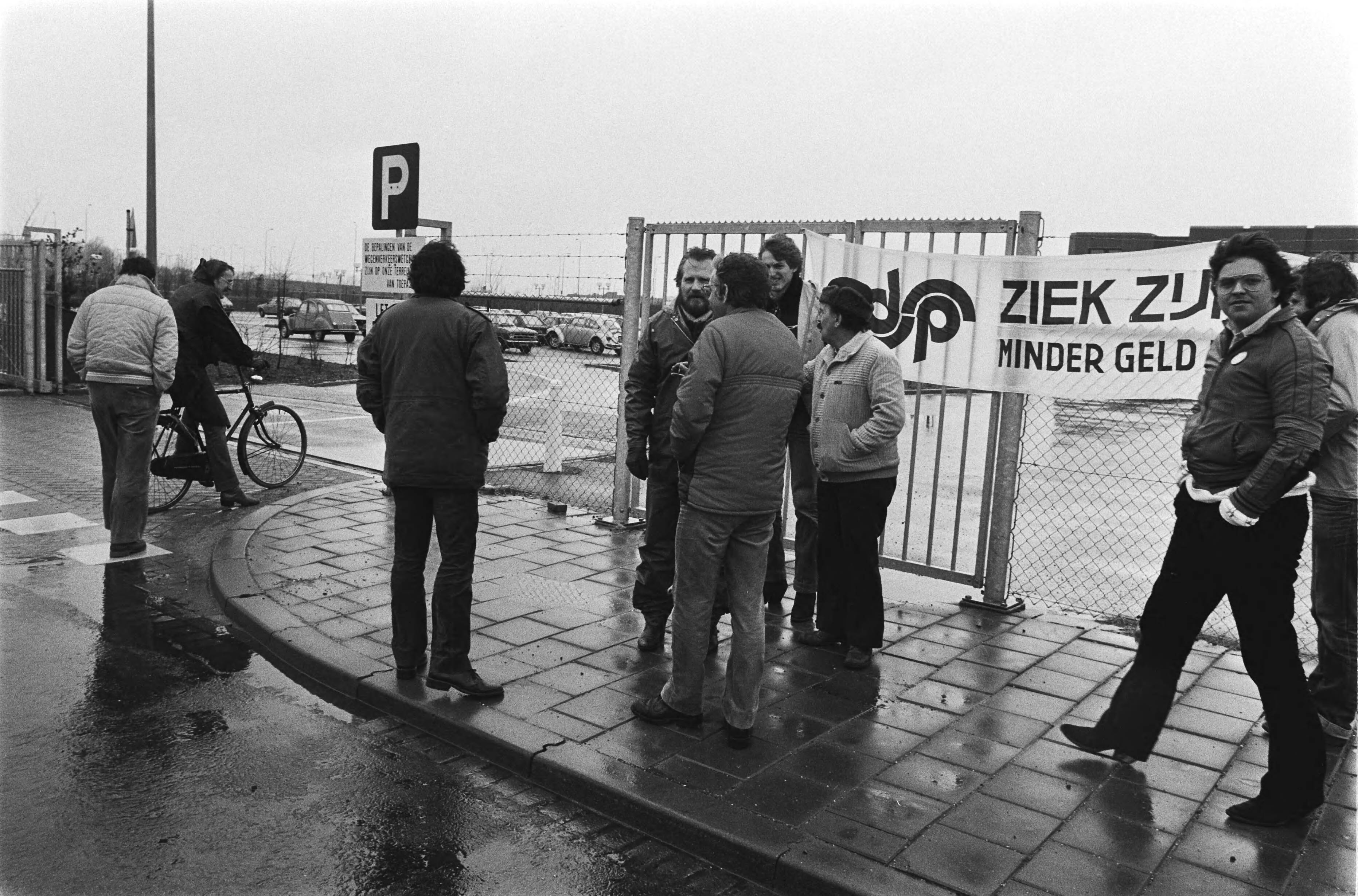 Fotocollectie Anefo — Staking bij Dagblad De Stem in Breda in verband met korting op ziekengeld. Postende stakers bij de poort van De Stem — Foto: Bogaerts, Rob / Anefo. Licentie: Set B: Rechtenvrij / Publiek Domein. Bron: Nationaal Archief. http://hdl.handle.net/10648/ad1235ee-d0b4-102d-bcf8-003048976d84