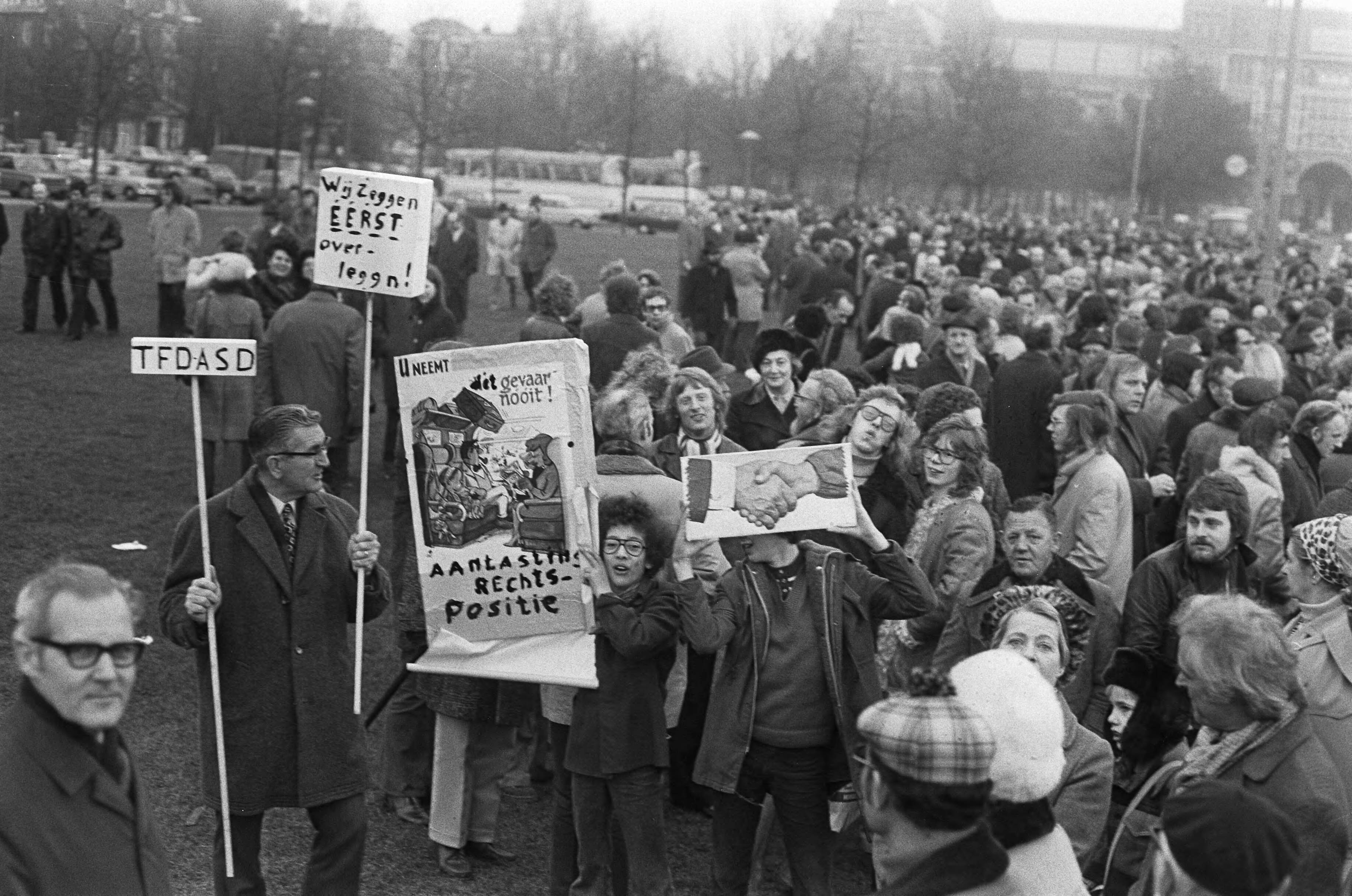 Fotocollectie Anefo — Ambtenaren vertrekken van Museumplein te Amsterdam met bussen i.v.m. landelijke ambtenaren-demonstratie te Den Haag — Foto: Punt, W. / Anefo. Licentie: Set B: Rechtenvrij / Publiek Domein. Bron: Nationaal Archief. http://hdl.handle.net/10648/ac244406-d0b4-102d-bcf8-003048976d84