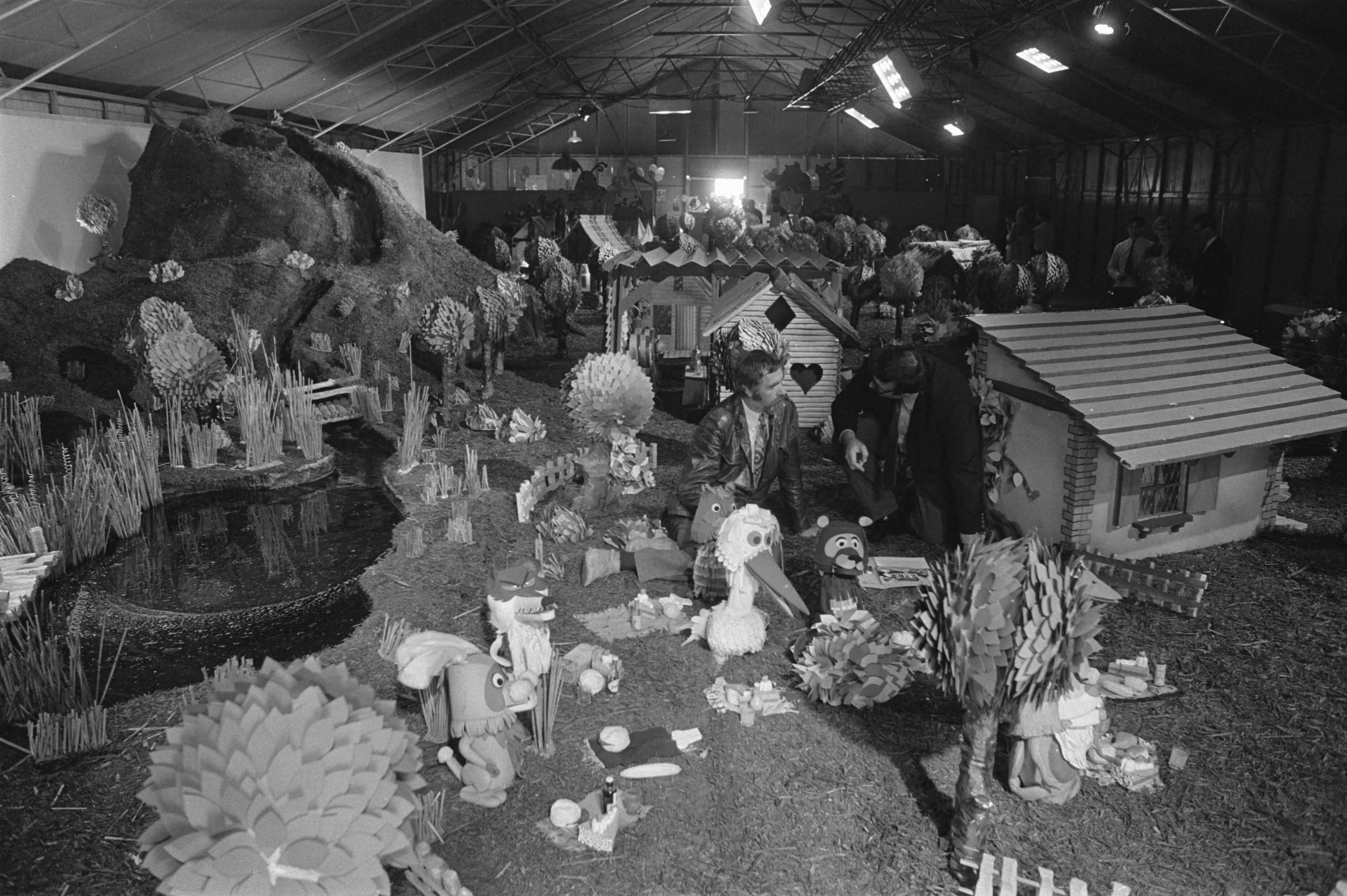 Fotocollectie Anefo — Fabeltjesland in een tent aan Scheveningse Boulevard: overzicht Fabeltjesland — Foto: Verhoeff, Bert / Anefo. Licentie: Set B: Rechtenvrij / Publiek Domein. Bron: Nationaal Archief. http://hdl.handle.net/10648/ab99c8b2-d0b4-102d-bcf8-003048976d84