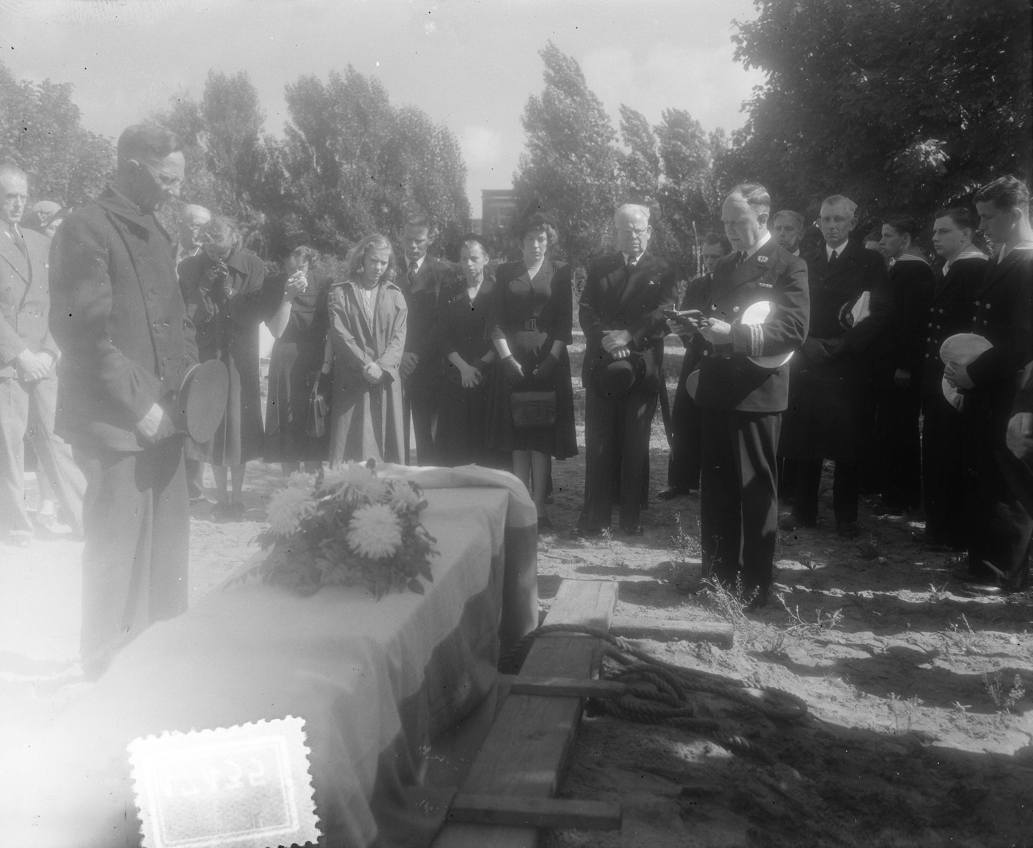 Marine begrafenis van hofmeester Tweede Klasse W. Kappers te Den Haag — Foto: Duinen, H. van / Anefo. — Licentie: Set B: Rechtenvrij / Publiek Domein. Bron: Nationaal Archief. http://hdl.handle.net/10648/a8eed10c-d0b4-102d-bcf8-003048976d84
