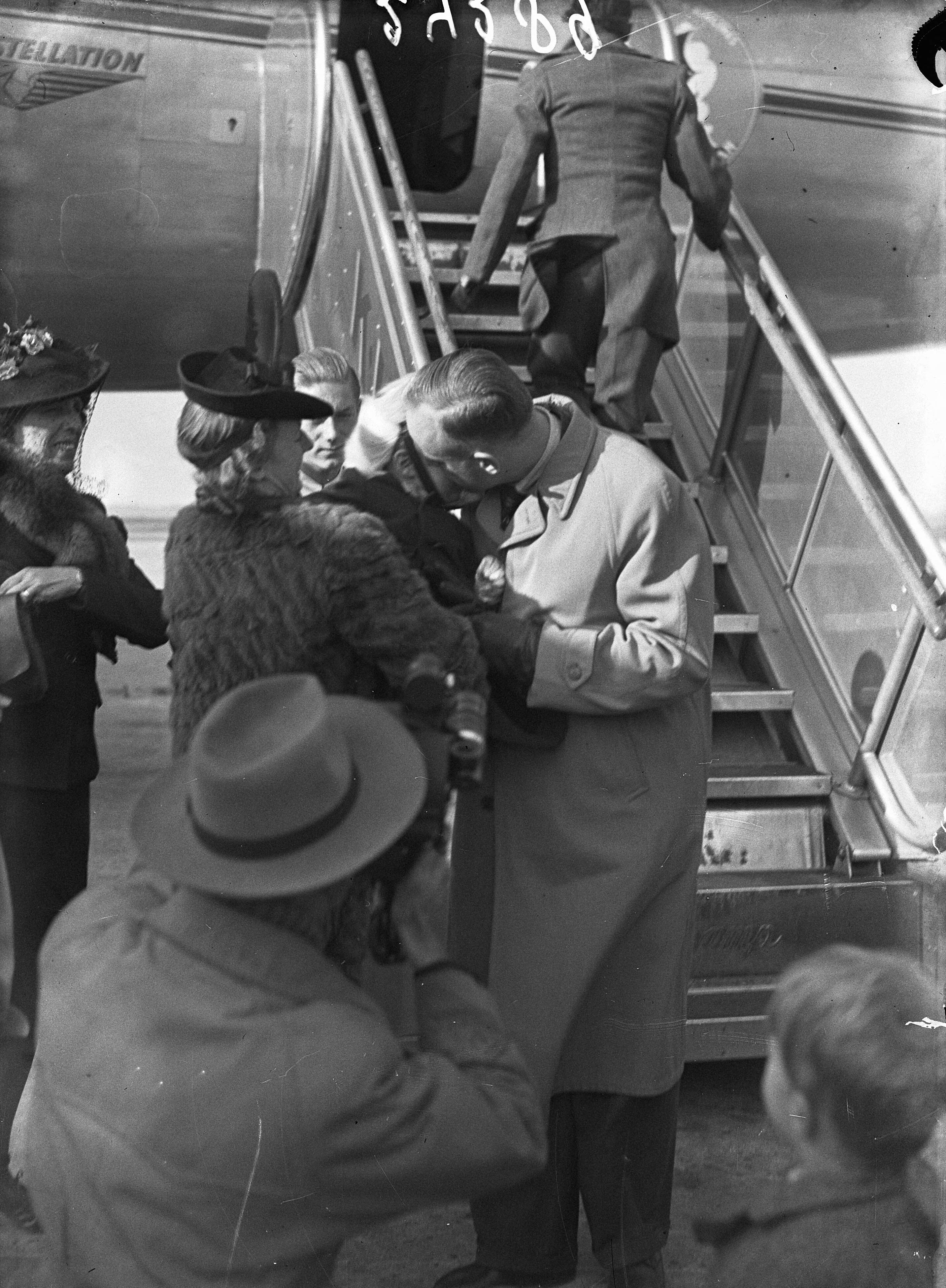Fotocollectie Anefo — Amsterdamse baby Herman van Eck terug op Schiphol. Zijn ouders nemen hem in ontvangst — Foto: Sagers, Harry / Anefo. Licentie: Set B: Rechtenvrij / Publiek Domein. Bron: Nationaal Archief. http://hdl.handle.net/10648/ad7a666e-d0b4-102d-bcf8-003048976d84