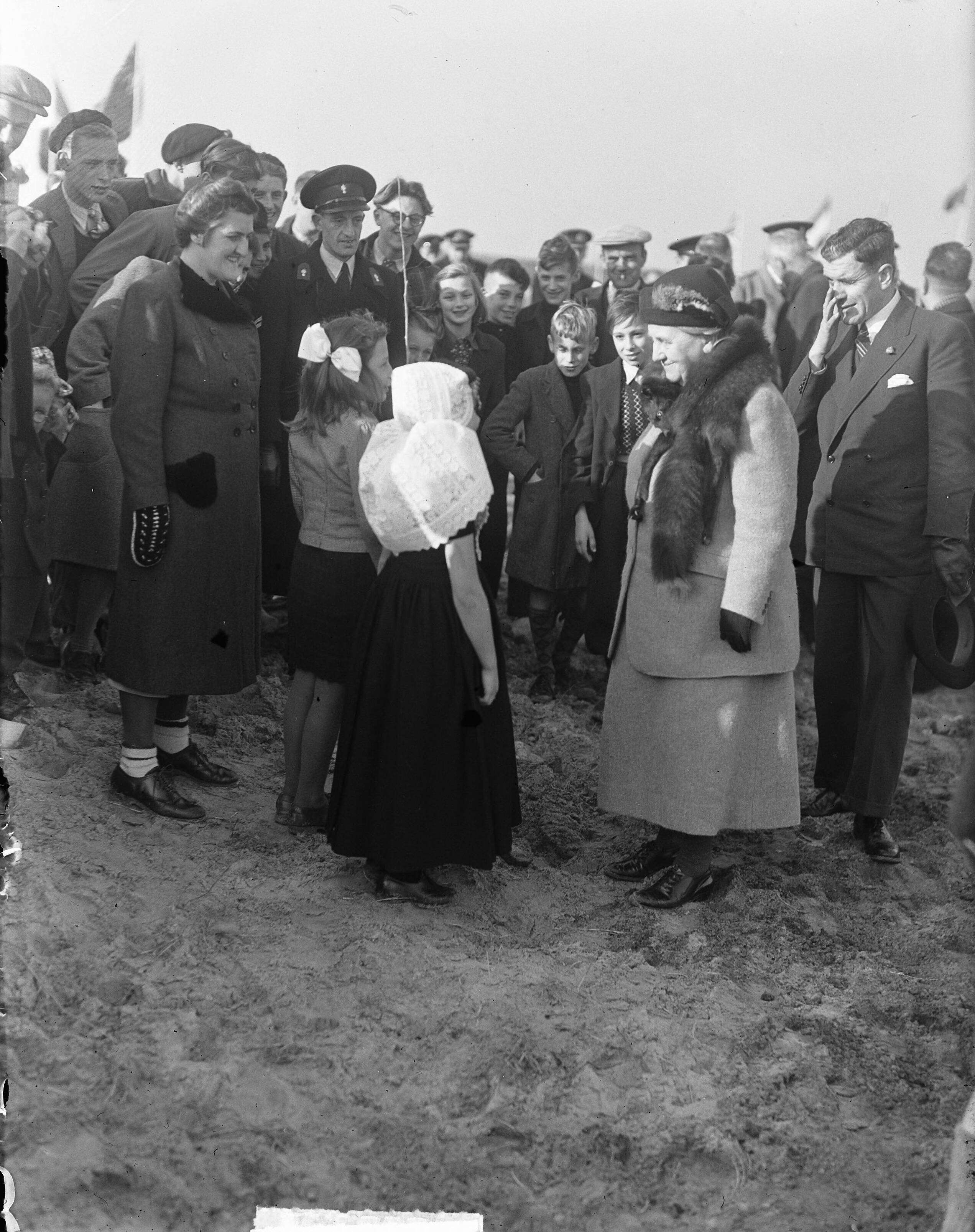 Fotocollectie Anefo — Boomplantdag te Westkapelle — Foto: Noske, J.D. / Anefo. Licentie: Set B: Rechtenvrij / Publiek Domein. Bron: Nationaal Archief. http://hdl.handle.net/10648/a8c02d7a-d0b4-102d-bcf8-003048976d84