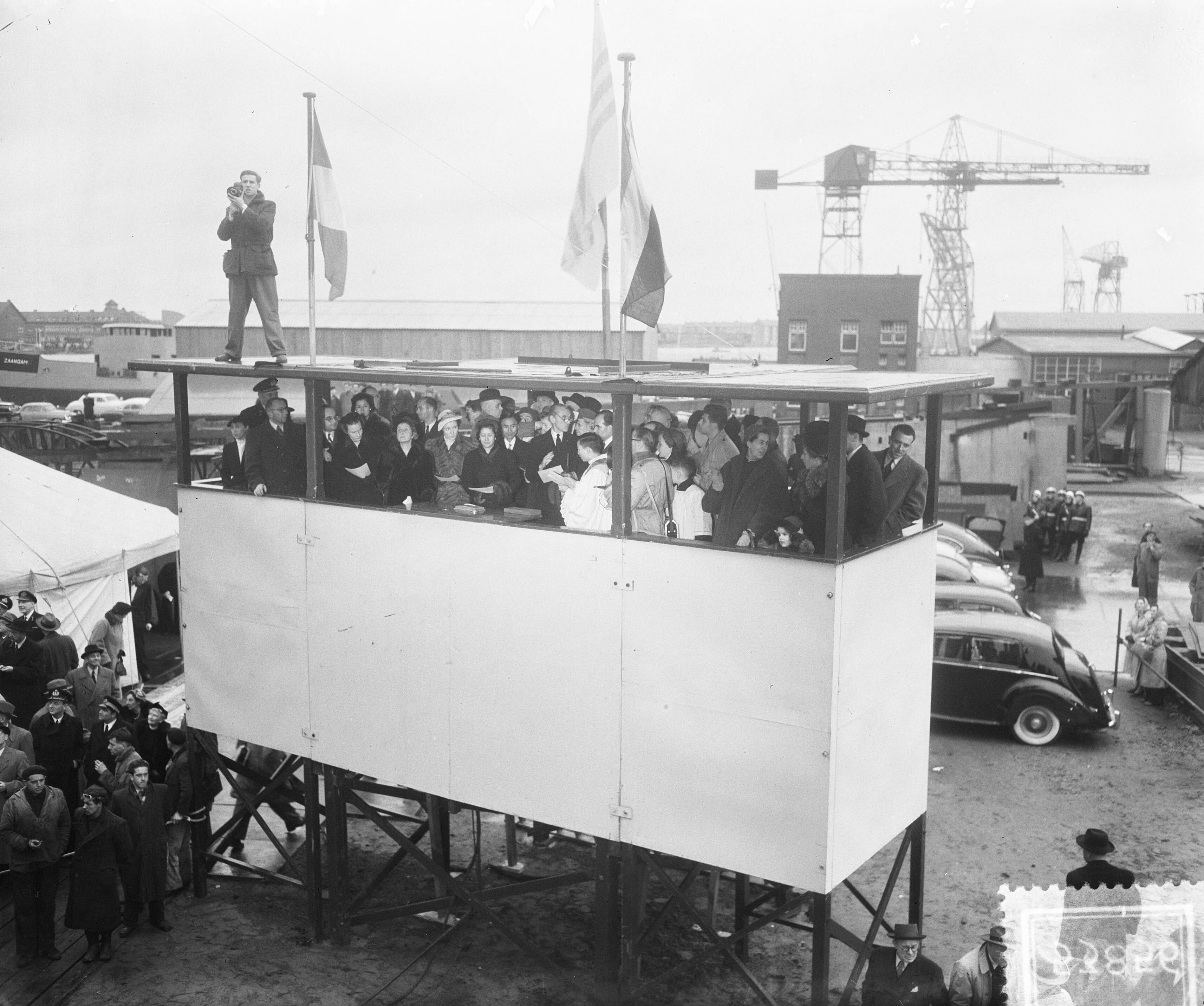 Fotocollectie Anefo — Tewaterlating van het schip "Ville de Saigon" bij de Haarlemse Scheepsbouwmij. Keizerin van Vietnam Nam Phuong doopt het schip — Foto: Pot, Harry / Anefo. Licentie: Set B: Rechtenvrij / Publiek Domein. Bron: Nationaal Archief. http://hdl.handle.net/10648/a901d932-d0b4-102d-bcf8-003048976d84