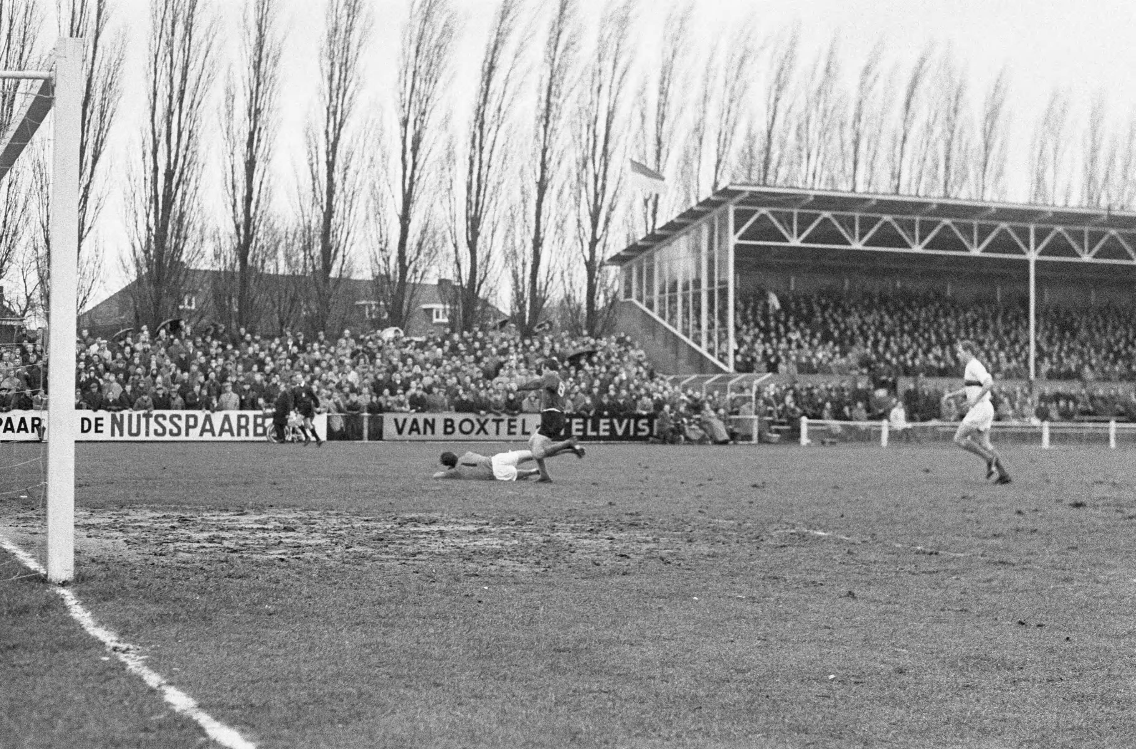 Fotocollectie Anefo — Voetbal. NAC tegen DWS 1-2. Spelmoment — Foto: Gelderen, Hugo van / Anefo. Licentie: Set B: Rechtenvrij / Publiek Domein. Bron: Nationaal Archief. http://hdl.handle.net/10648/aa87e1e8-d0b4-102d-bcf8-003048976d84