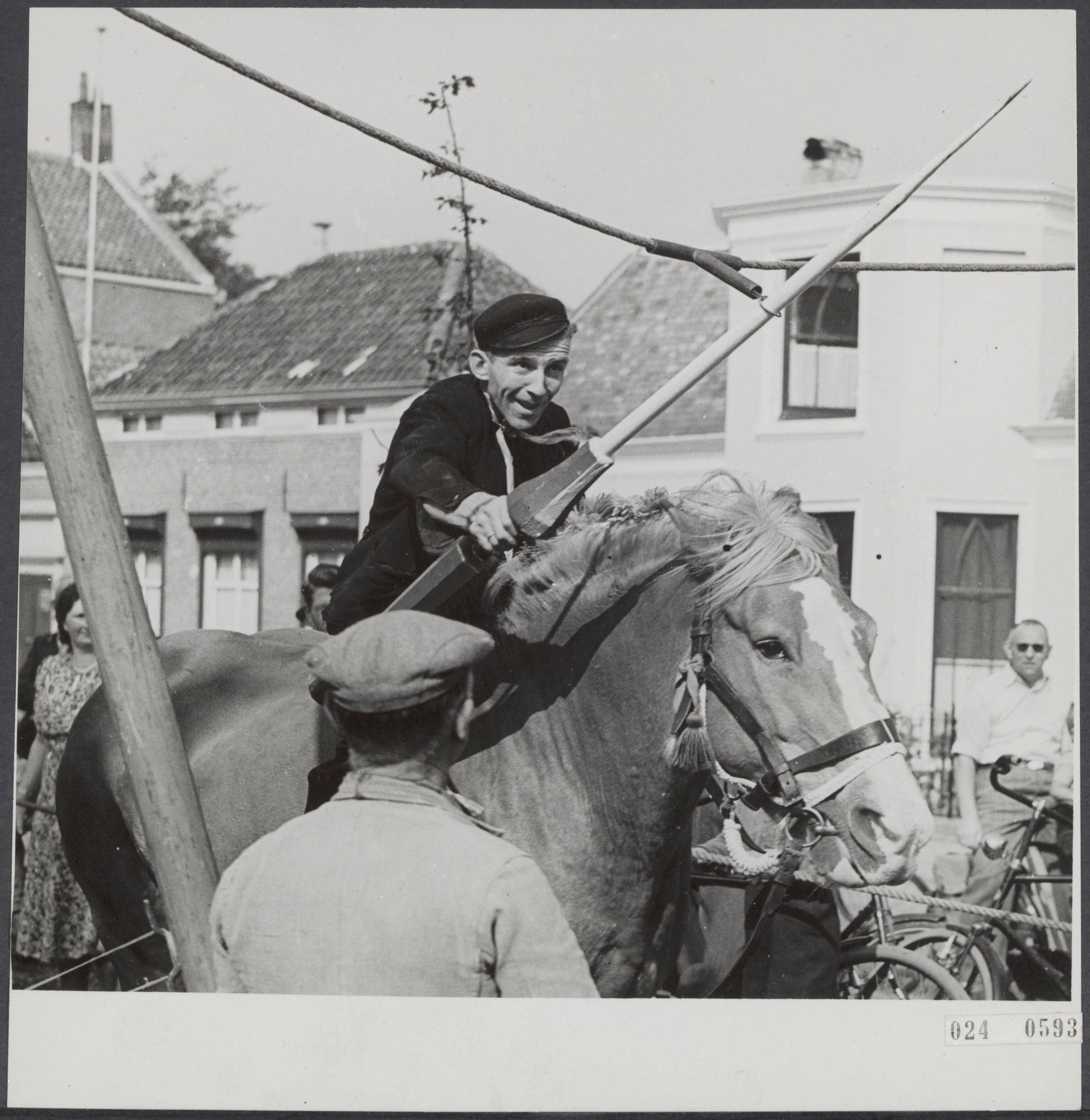 Fotocollectie Elsevier Binnenland — Ringsteken Middelburg. De ring wordt gestoken — Foto: Noske, J.D. / Anefo. Licentie: Set B: Rechtenvrij / Publiek Domein. Bron: Nationaal Archief. http://hdl.handle.net/10648/add7e7f8-d0b4-102d-bcf8-003048976d84