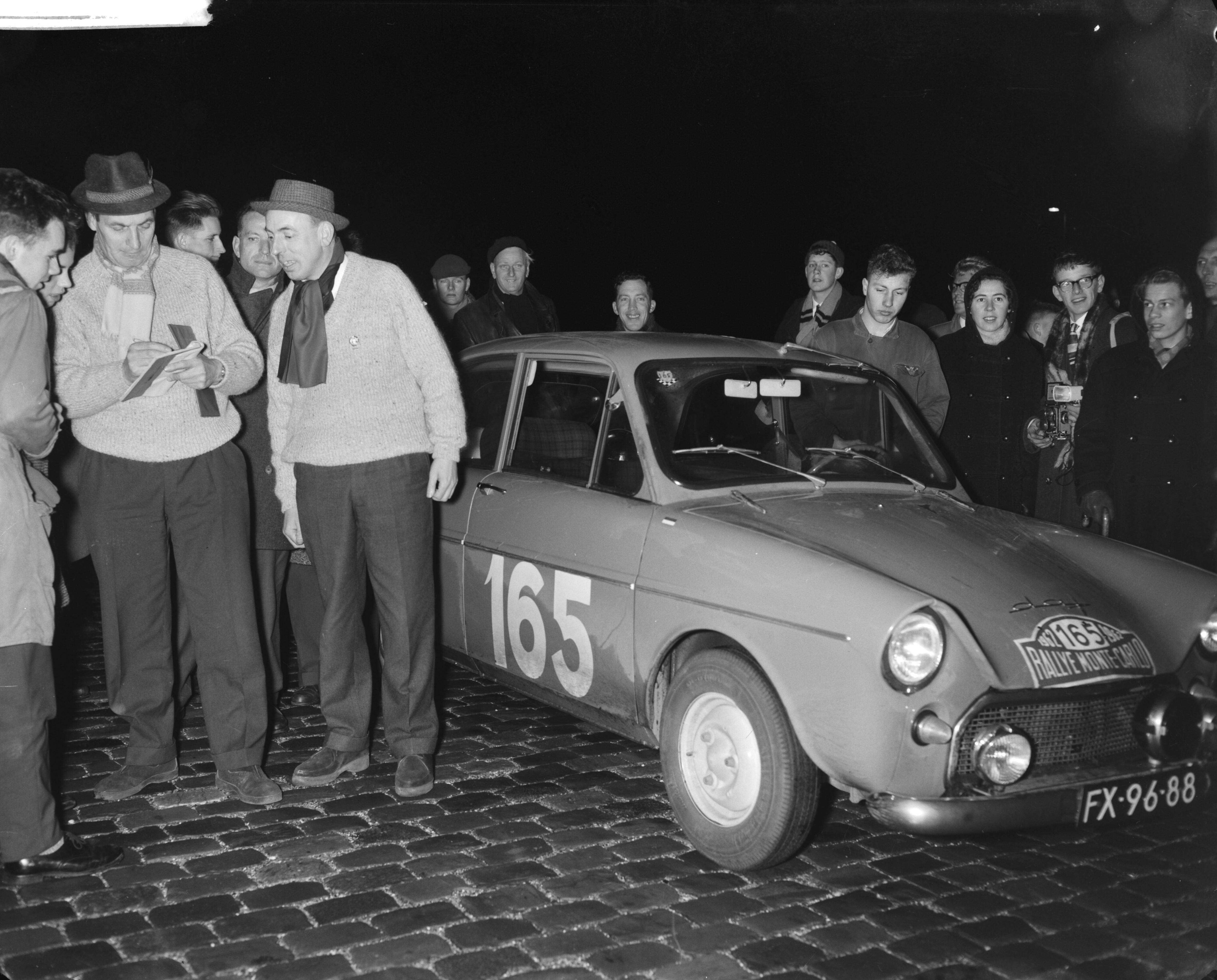 Fotocollectie Anefo — Deelnemers Rally Monte Carlo tijdcontrole in Scheveningen. Luc van den Berg en L. Paul de Schutter met DAF (startnummer 165) — Foto: Bilsen, Joop van / Anefo. Licentie: Set B: Rechtenvrij / Publiek Domein. Bron: Nationaal Archief. http://hdl.handle.net/10648/a9f4fc48-d0b4-102d-bcf8-003048976d84