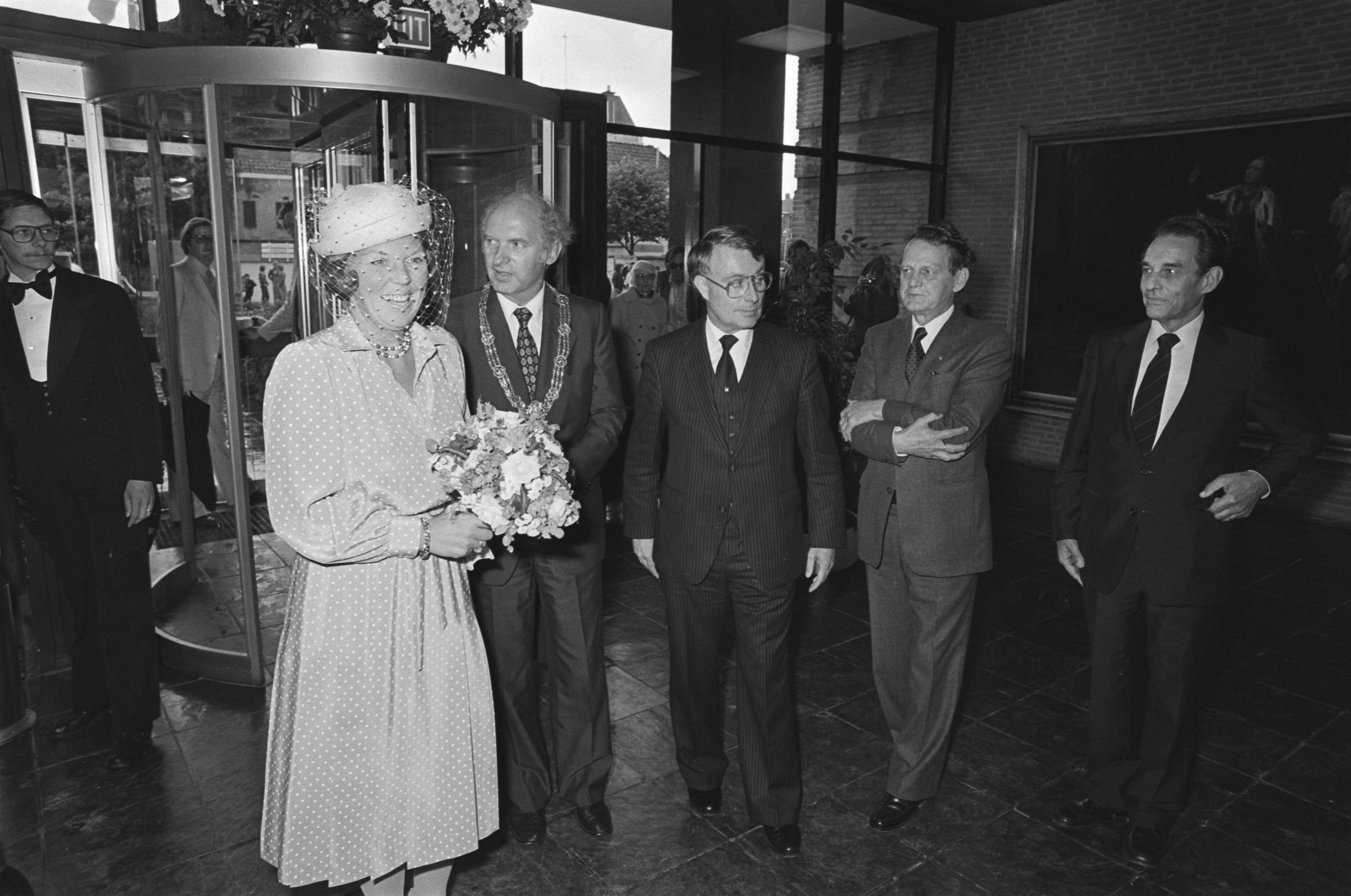 Opening van de nieuwbouw van de Staatsdrukkerij in Den Haag door Prinses Beatrix — Aankomst van prinses Beatrix — Foto: Croes, Rob C. / Anefo. Licentie: Set B: Rechtenvrij / Publiek Domein. Bron: Nationaal Archief. http://hdl.handle.net/10648/acd0373e-d0b4-102d-bcf8-003048976d84