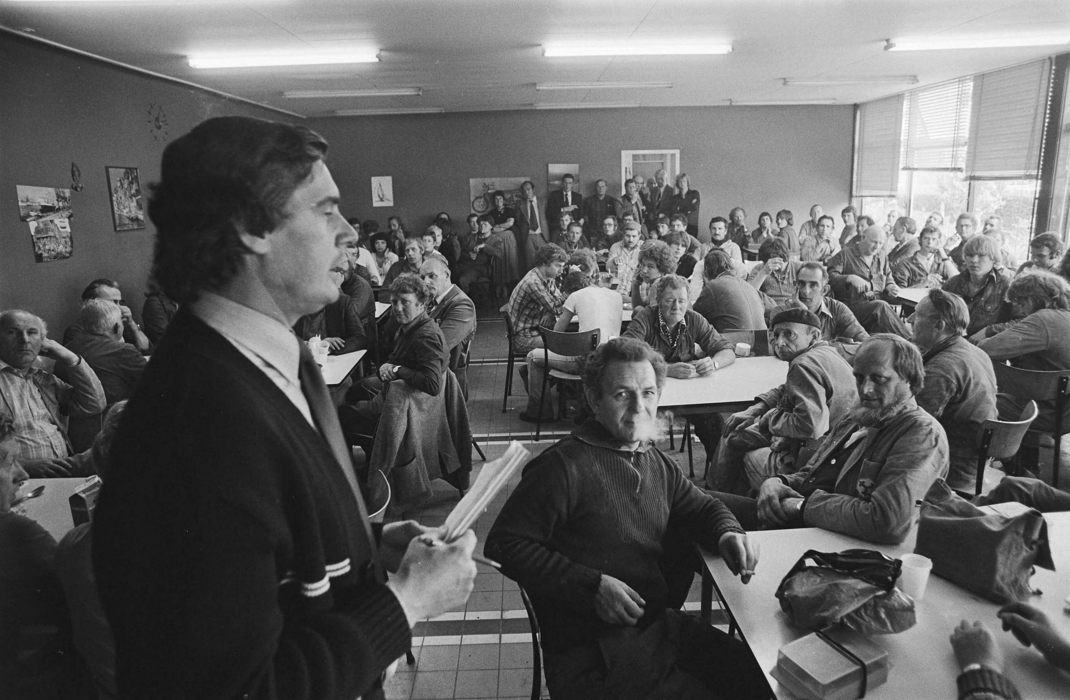 Fotocollectie Anefo — Werkonderbreking bij Indeco Coignet in Zaandam; de heer Schuller (FNV) spreekt tot de werknemers — Foto: Suyk, Koen / Anefo. Licentie: Set B: Rechtenvrij / Publiek Domein. Bron: Nationaal Archief. http://hdl.handle.net/10648/acb827c0-d0b4-102d-bcf8-003048976d84