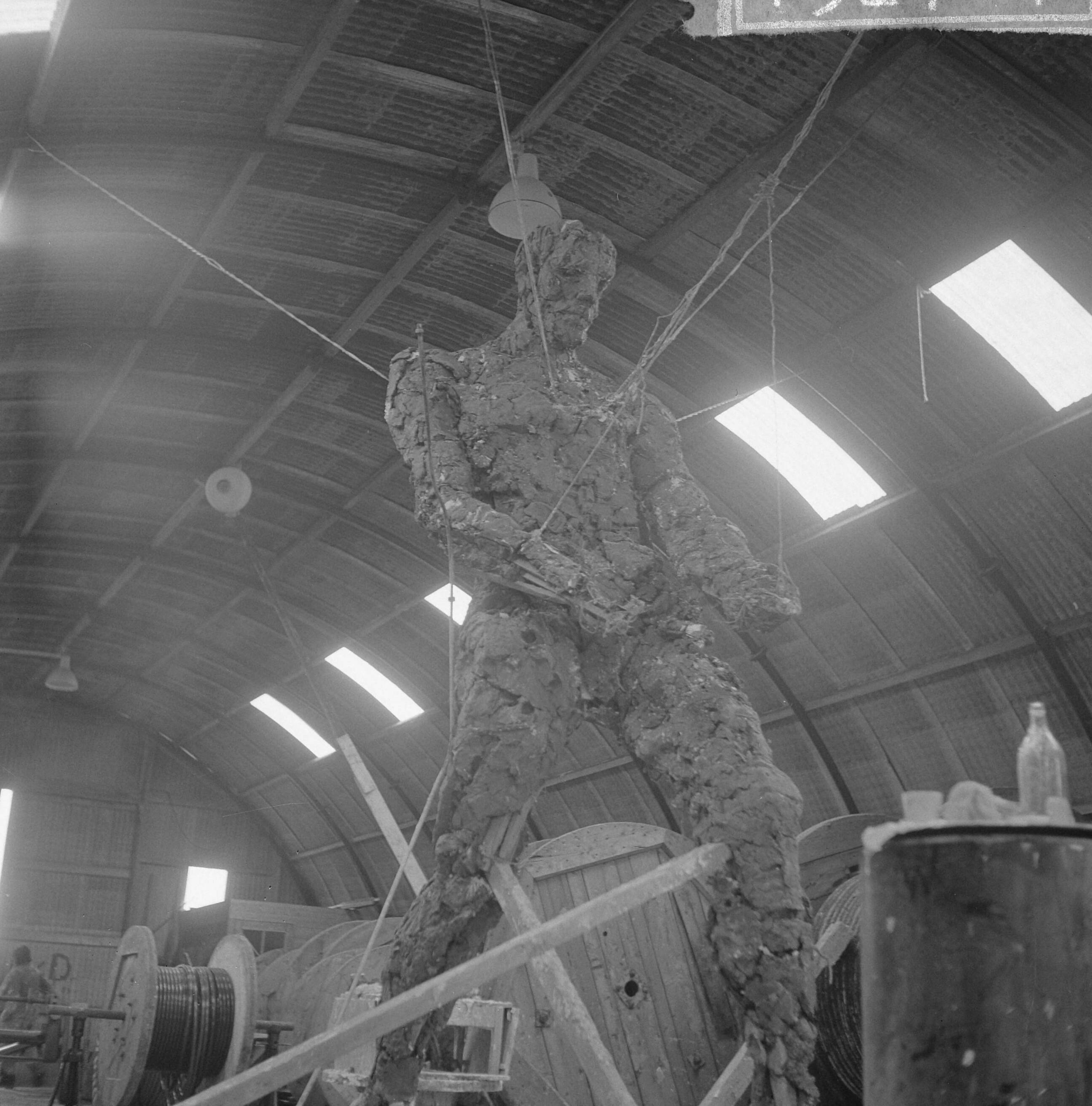 Fotocollectie Anefo — Drama om beeld in Zaandam van beeldhouwer Slavomir Miletic Het beeld in de loods — Foto: Nijs, Jac. de / Anefo. Licentie: Set B: Rechtenvrij / Publiek Domein. Bron: Nationaal Archief. http://hdl.handle.net/10648/aa3b25b0-d0b4-102d-bcf8-003048976d84