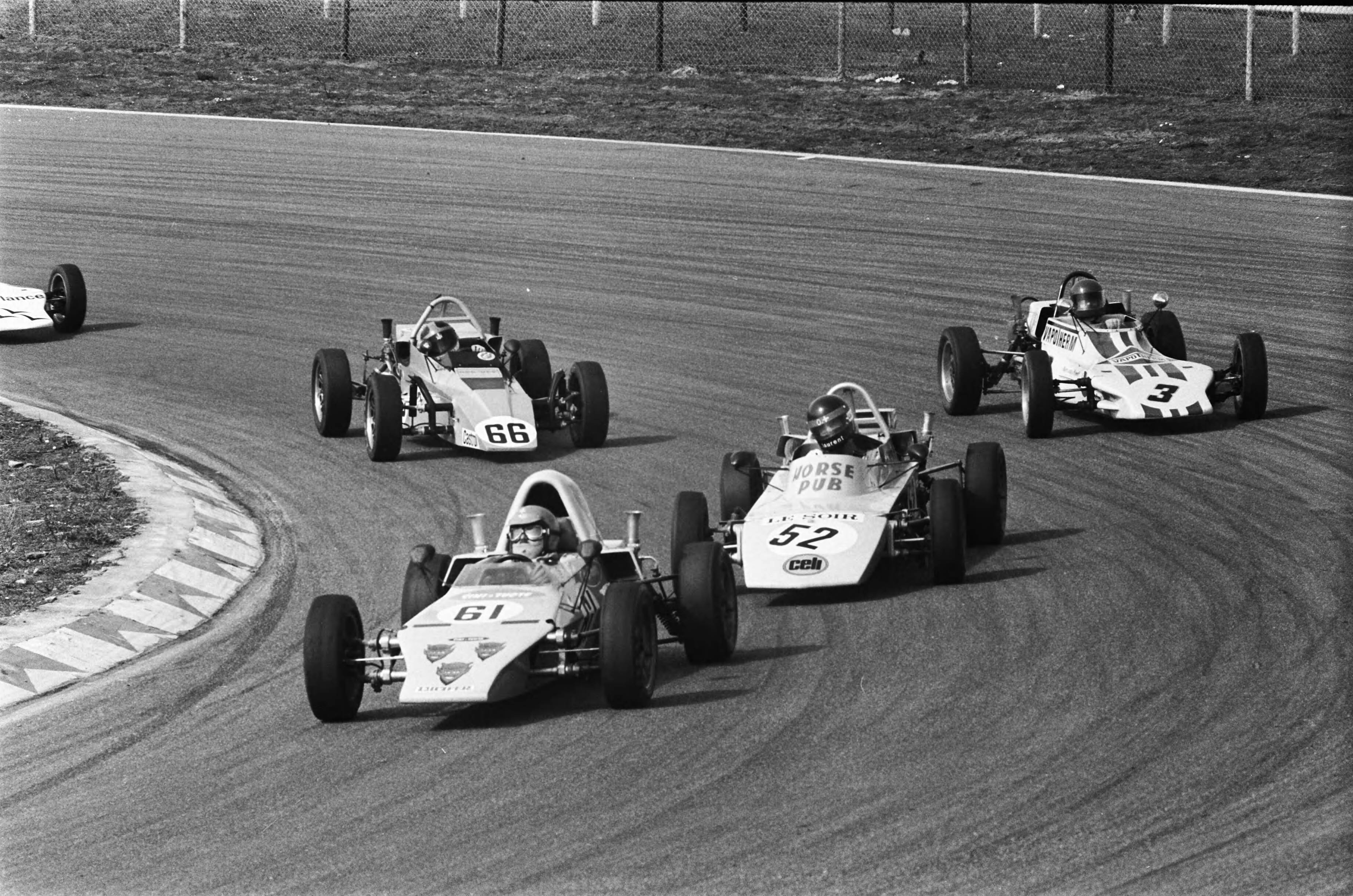 Fotocollectie Anefo — Paasraces op Zandvoort; Formule Vee 1300 in actie — Foto: Peters, Hans / Anefo. Licentie: Set B: Rechtenvrij / Publiek Domein. Bron: Nationaal Archief. http://hdl.handle.net/10648/ac64c558-d0b4-102d-bcf8-003048976d84