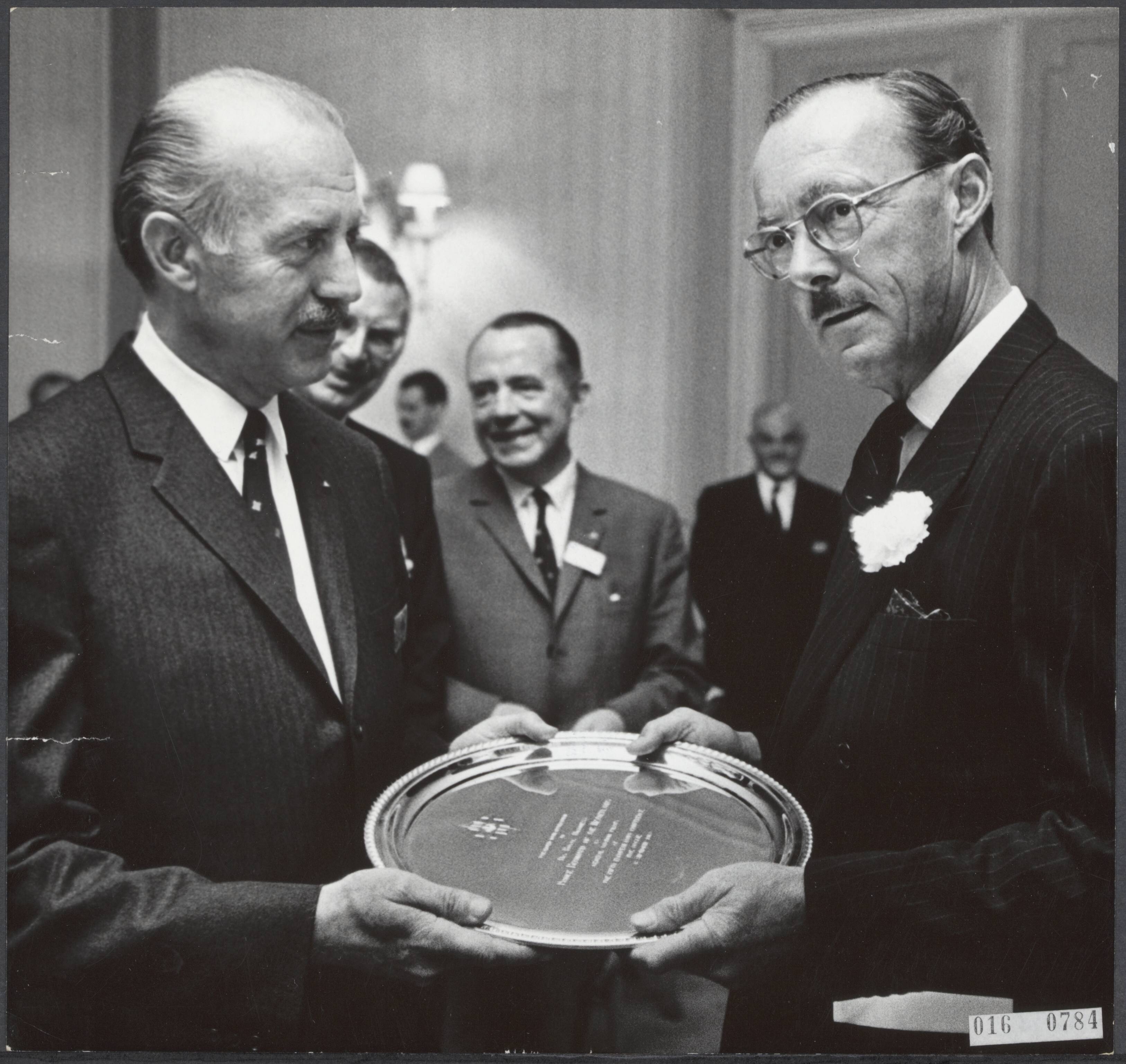 Fotocollectie Elsevier Binnenland — In het Kurhaus te Scheveningen heeft prins Bernhard de 5e jaarvergadering van de IAOPA, de Internationale Raad van Verenigingen van Privé-vlieger en Vliegtuigbezitters, dit jaar onder auspiciën van de KNVvL, geopend. De president van de Amerikaanse afdeling, mr. J.B. Hartranft jr., overhandigde de prins een zilveren herdenkingsschaal met inscriptie — Foto: Koch, Eric / Anefo. Licentie: Set B: Rechtenvrij / Publiek Domein. Bron: Nationaal Archief. http://hdl.handle.net/10648/adba6cc8-d0b4-102d-bcf8-003048976d84