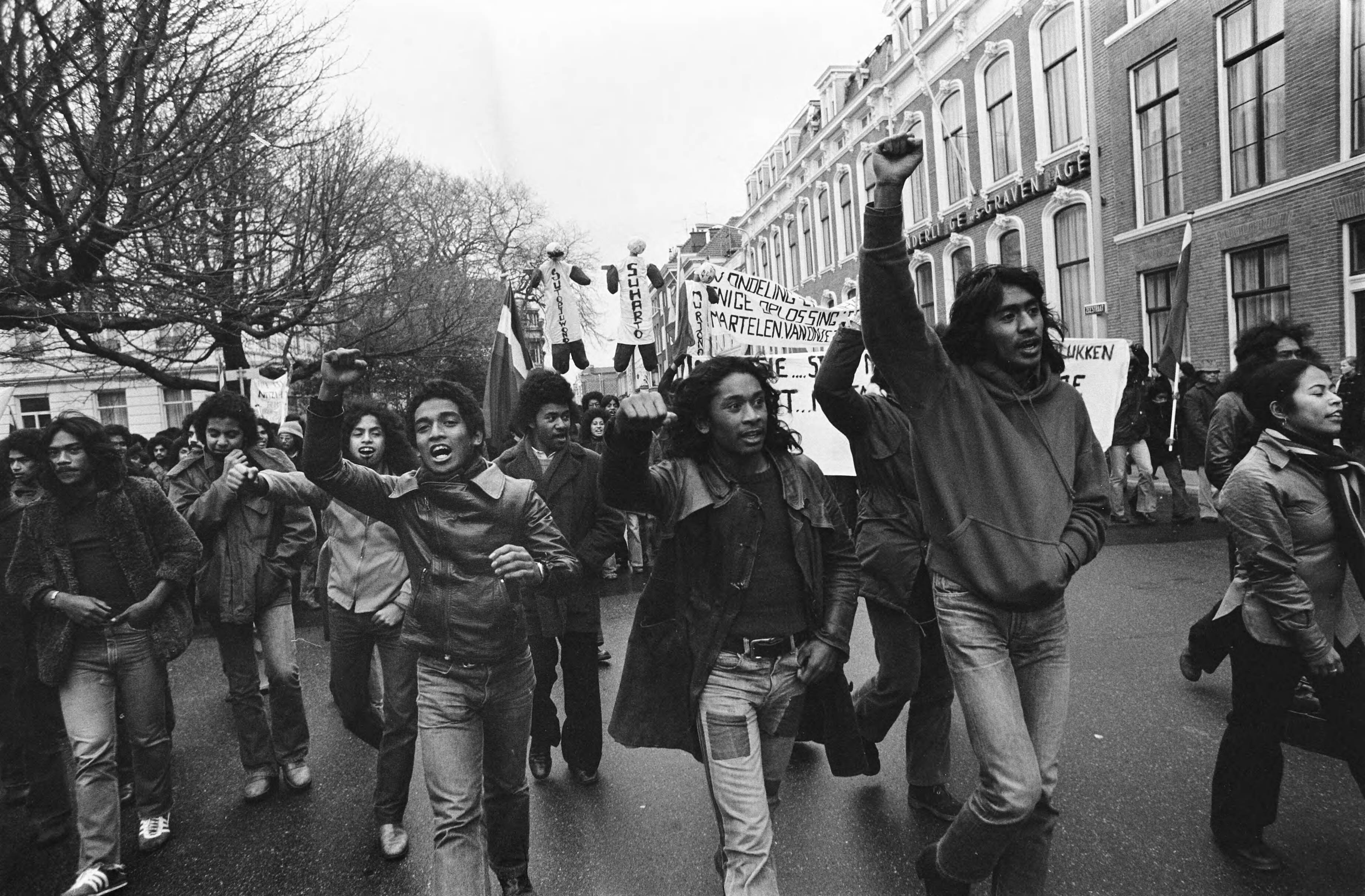 Fotocollectie Anefo — Demonstratie van Zuid Molukkers in Den Haag leidt tot vechtpartijen; demonstranten bestormen Vredespaleis — Foto: Mieremet, Rob / Anefo. Licentie: Set B: Rechtenvrij / Publiek Domein. Bron: Nationaal Archief. http://hdl.handle.net/10648/ac5ddea0-d0b4-102d-bcf8-003048976d84