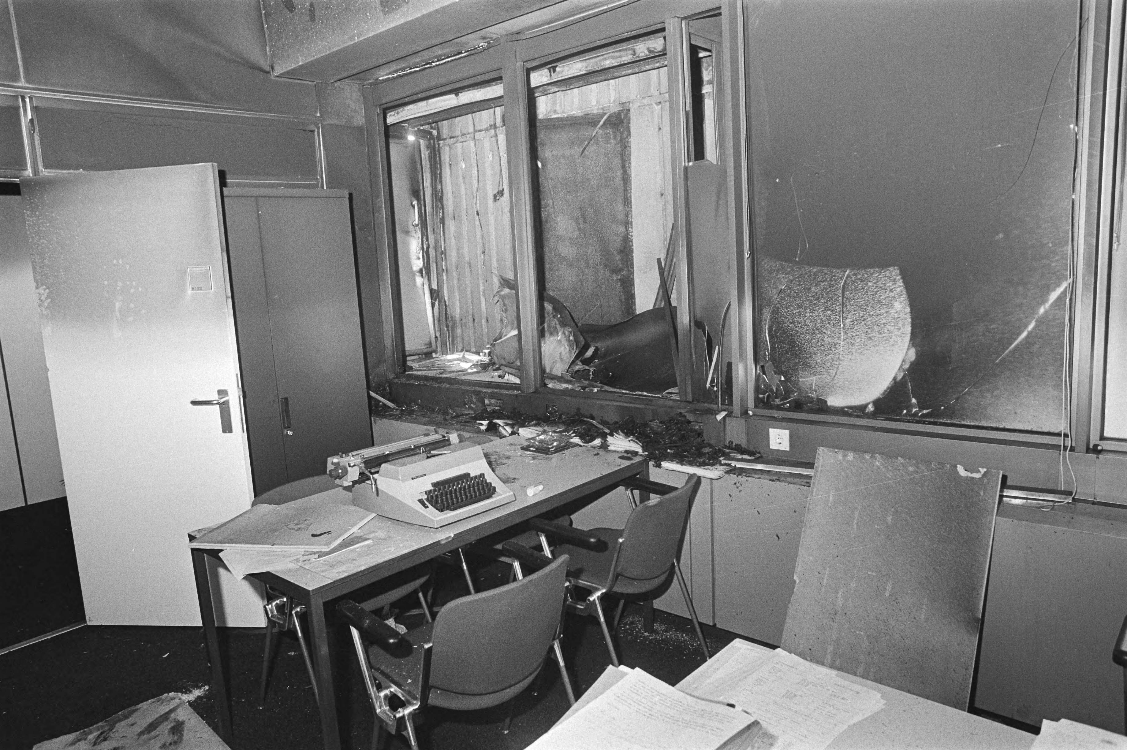 Fotocollectie Anefo — Brand in het ministerie van Justitie in Den Haag ; rook en waterschade in kantoor — Foto: Dijk, Hans van / Anefo. Licentie: Set B: Rechtenvrij / Publiek Domein. Bron: Nationaal Archief. http://hdl.handle.net/10648/ad1bf340-d0b4-102d-bcf8-003048976d84