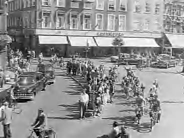 Fotocollectie Anefo — Start 3e Haarlemse Muggenronde (stadhuis Grote Markt) — Foto: Pot, Harry / Anefo. Licentie: Set B: Rechtenvrij / Publiek Domein. Bron: Nationaal Archief. http://hdl.handle.net/10648/a966b06e-d0b4-102d-bcf8-003048976d84