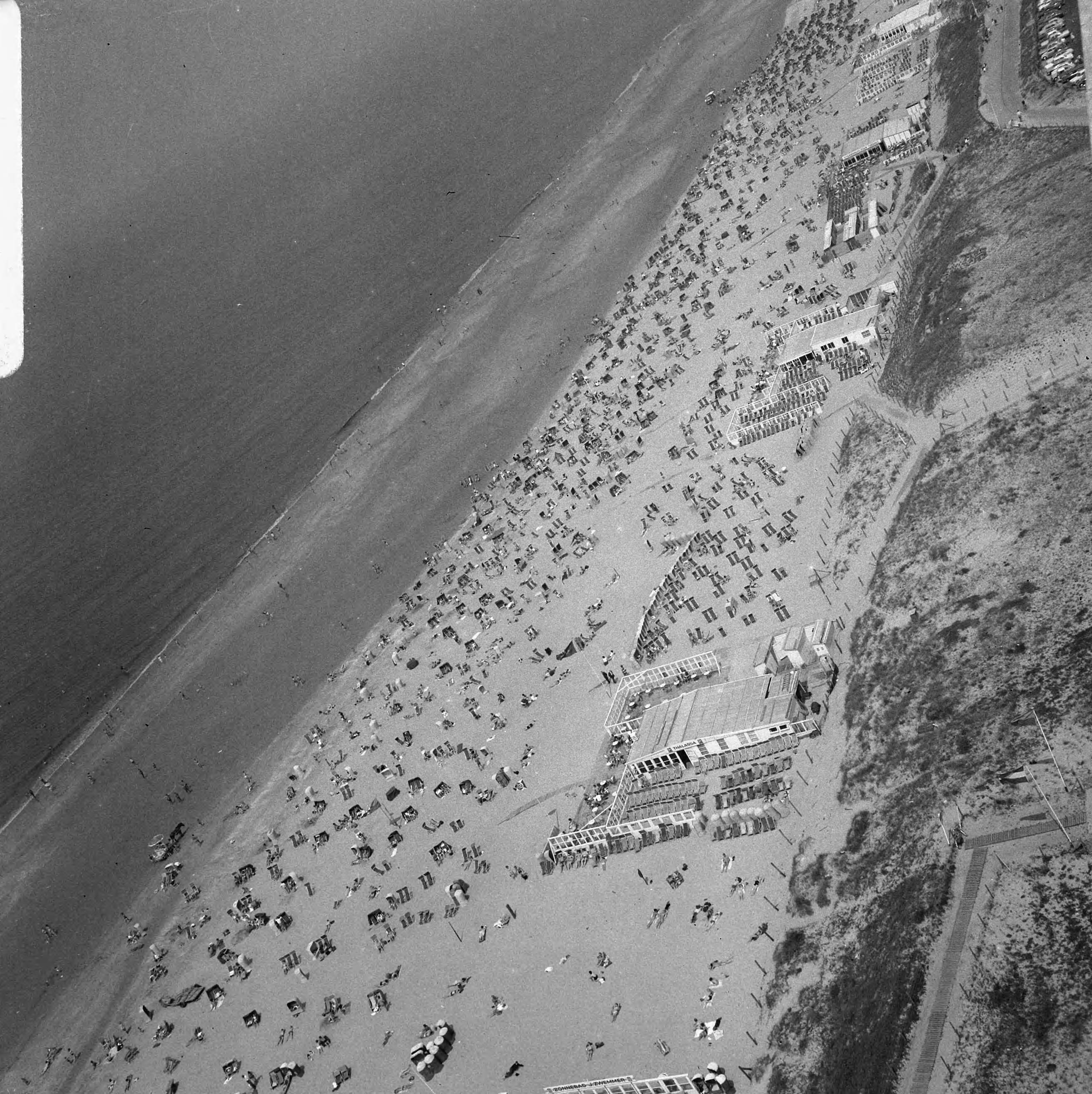 Fotocollectie Anefo — Zandvoort warmte — Foto: Nijs, Jac. de / Anefo. Licentie: Set B: Rechtenvrij / Publiek Domein. Bron: Nationaal Archief. http://hdl.handle.net/10648/aaee03c4-d0b4-102d-bcf8-003048976d84