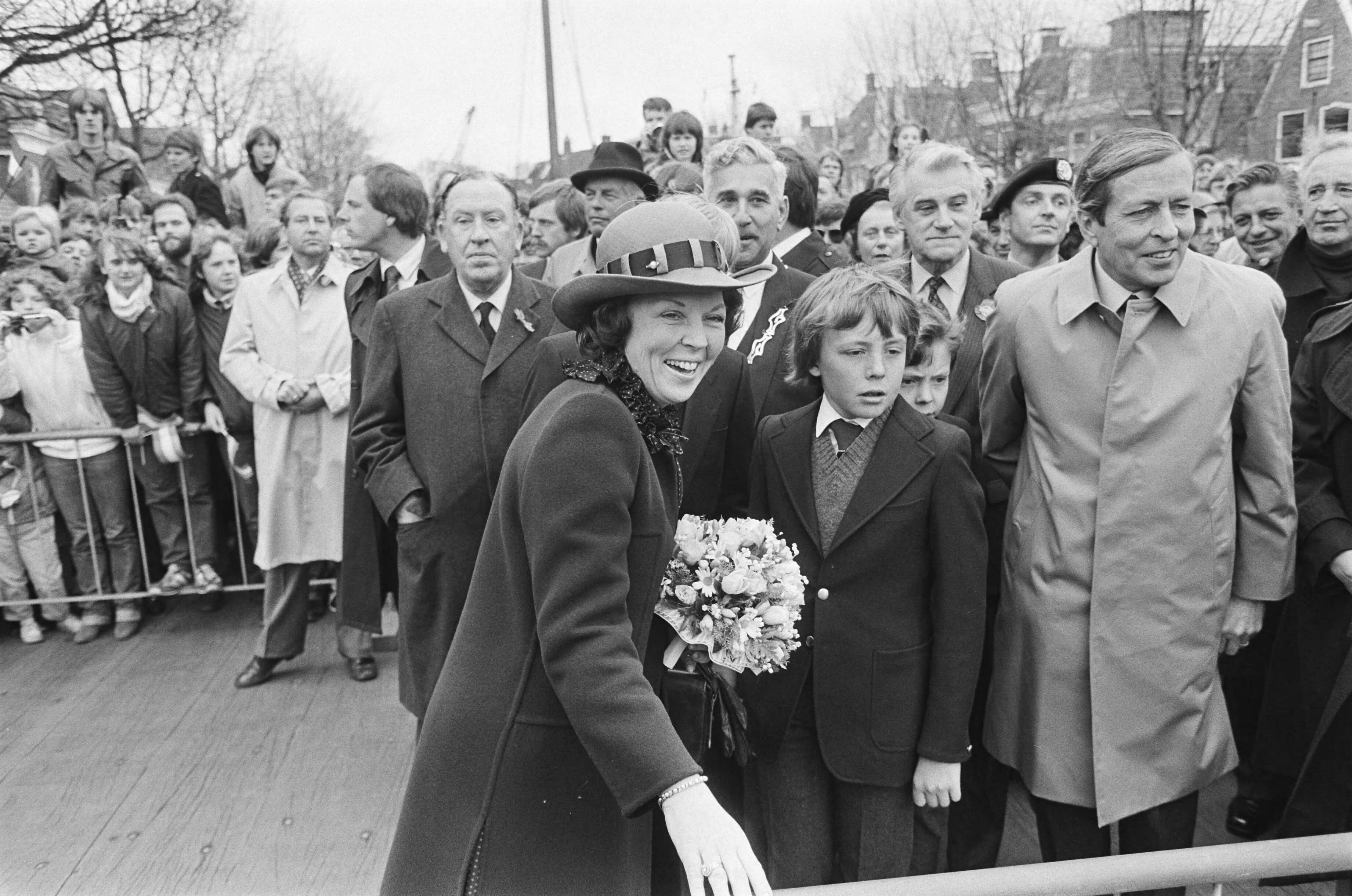Fotocollectie Anefo — Koninginnedag, koninklijke familie in Zuidlaren. 12 Beatrix en Johan Friso , 13.14 Beatrix, Johan Friso Constantijn en Claus in Zuidlaren — Foto: Bogaerts, Rob / Anefo. Licentie: Set B: Rechtenvrij / Publiek Domein. Bron: Nationaal Archief. http://hdl.handle.net/10648/ad166588-d0b4-102d-bcf8-003048976d84