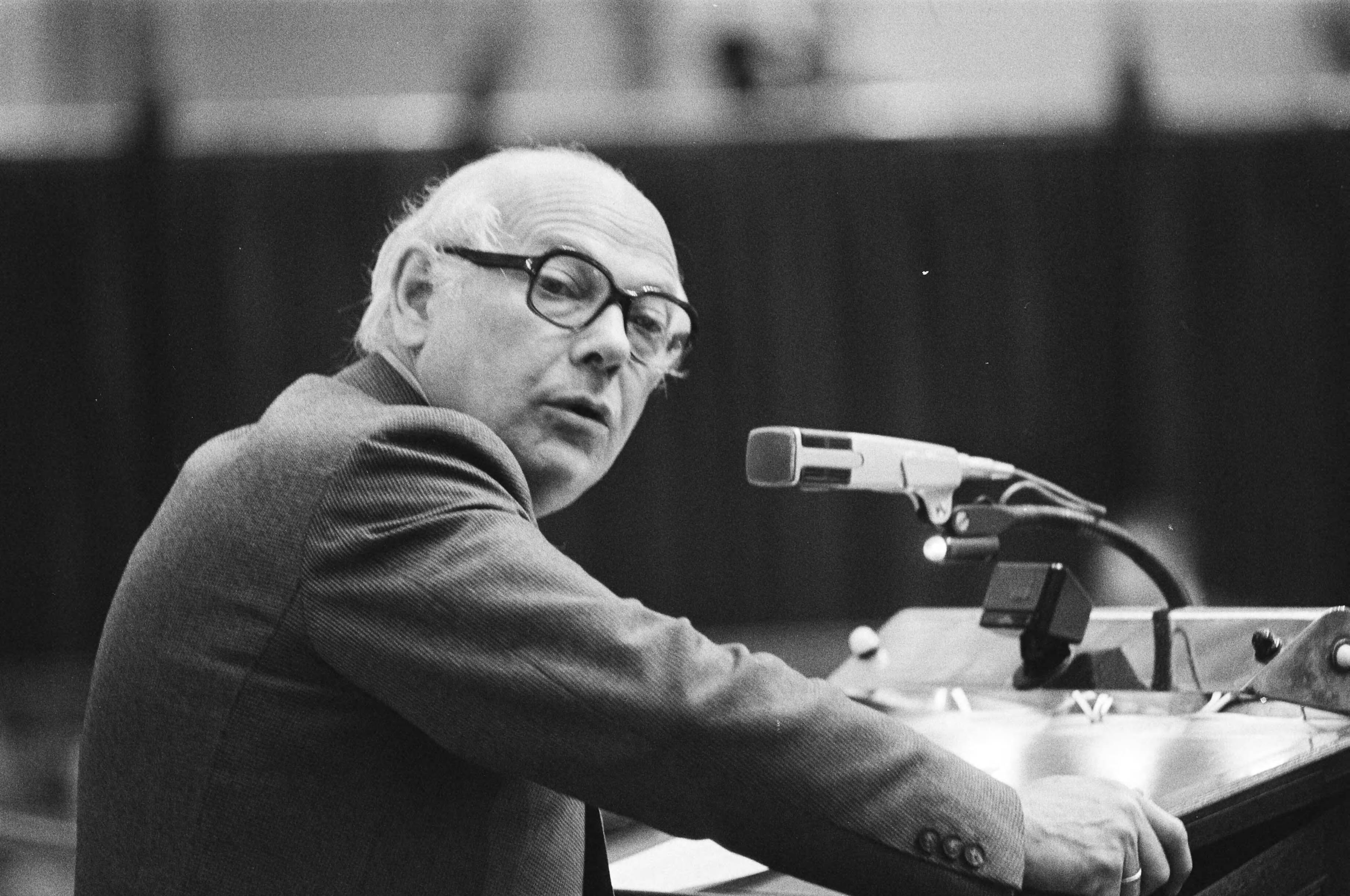 Tweede Kamer - Bestek 1981 — Joop den Uyl aan het woord — Foto: Suyk, Koen / Anefo. Licentie: Set B: Rechtenvrij / Publiek Domein. Bron: Nationaal Archief. http://hdl.handle.net/10648/acc8c198-d0b4-102d-bcf8-003048976d84