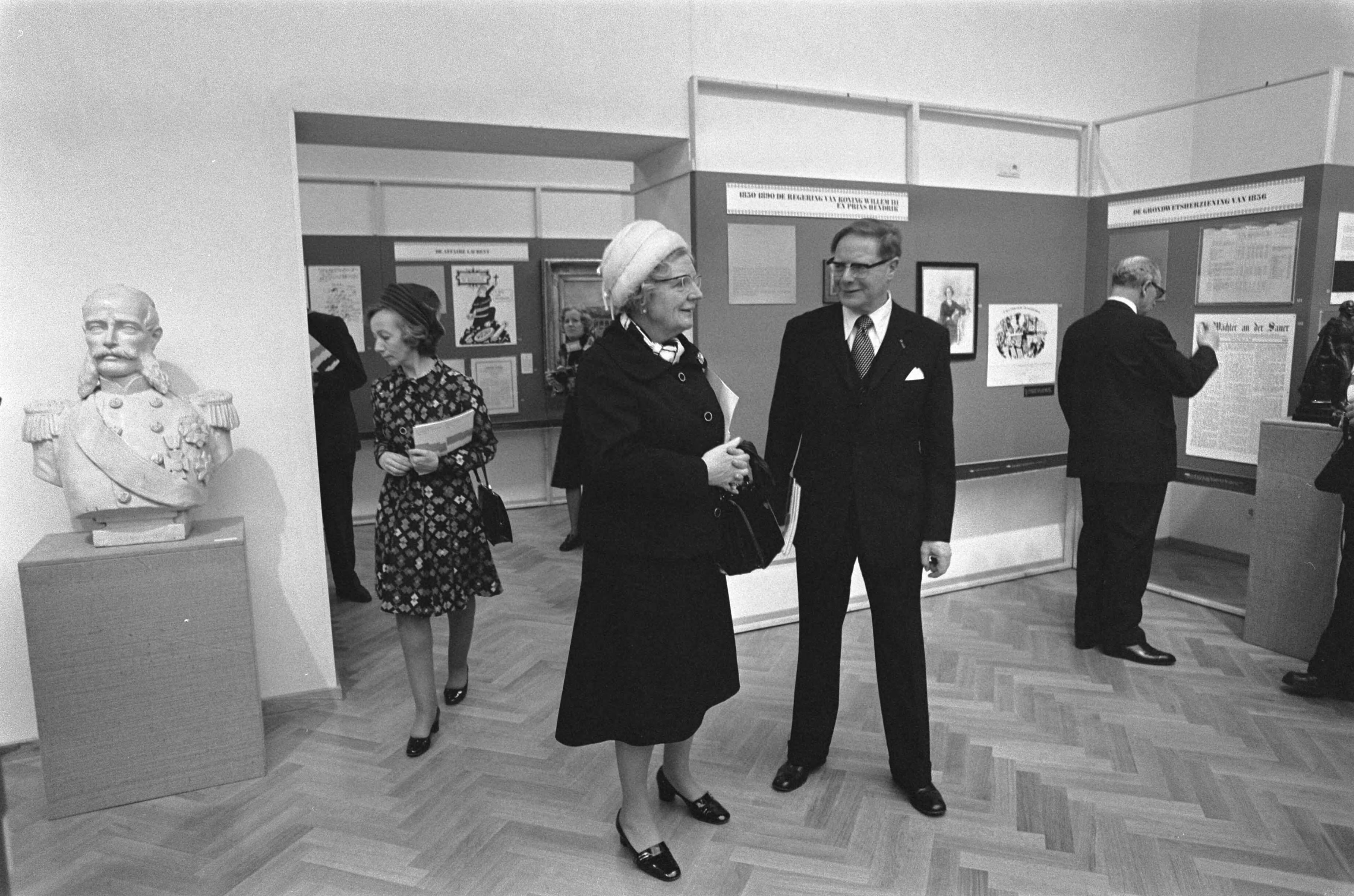 Fotocollectie Anefo — koningin Juliana op tentoonstelling "Luxemburg onder Oranje-Nassau 1815-1890" in Gemeentemuseum te Den Haag — Foto: Mieremet, Rob / Anefo. Licentie: Set B: Rechtenvrij / Publiek Domein. Bron: Nationaal Archief. http://hdl.handle.net/10648/ac5a841c-d0b4-102d-bcf8-003048976d84
