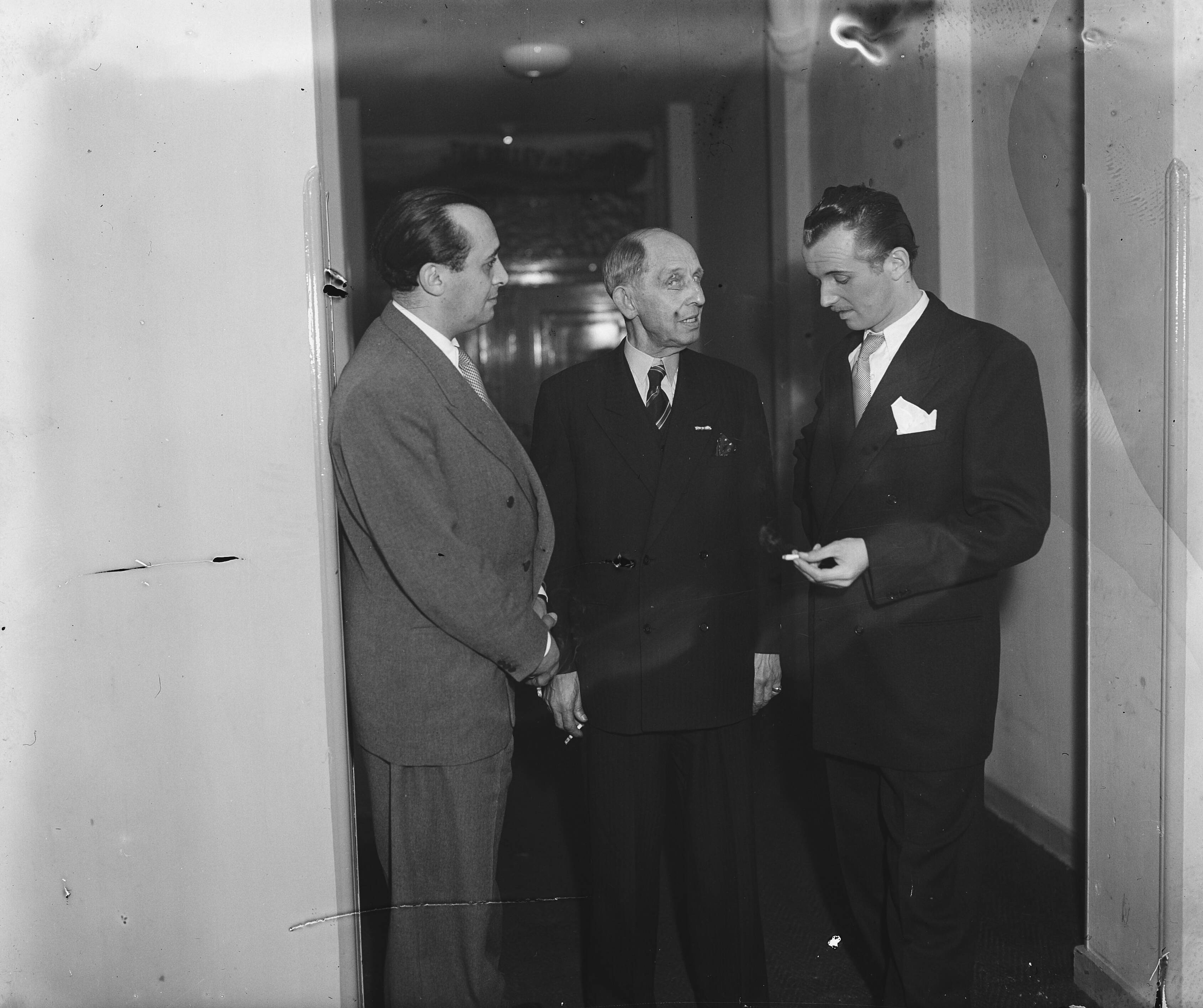 Fotocollectie Anefo — Buziau bezoekt het City-Theater te Den Haag — Foto: Merk, Ben / Anefo. Licentie: Set B: Rechtenvrij / Publiek Domein. Bron: Nationaal Archief. http://hdl.handle.net/10648/a8b6a822-d0b4-102d-bcf8-003048976d84