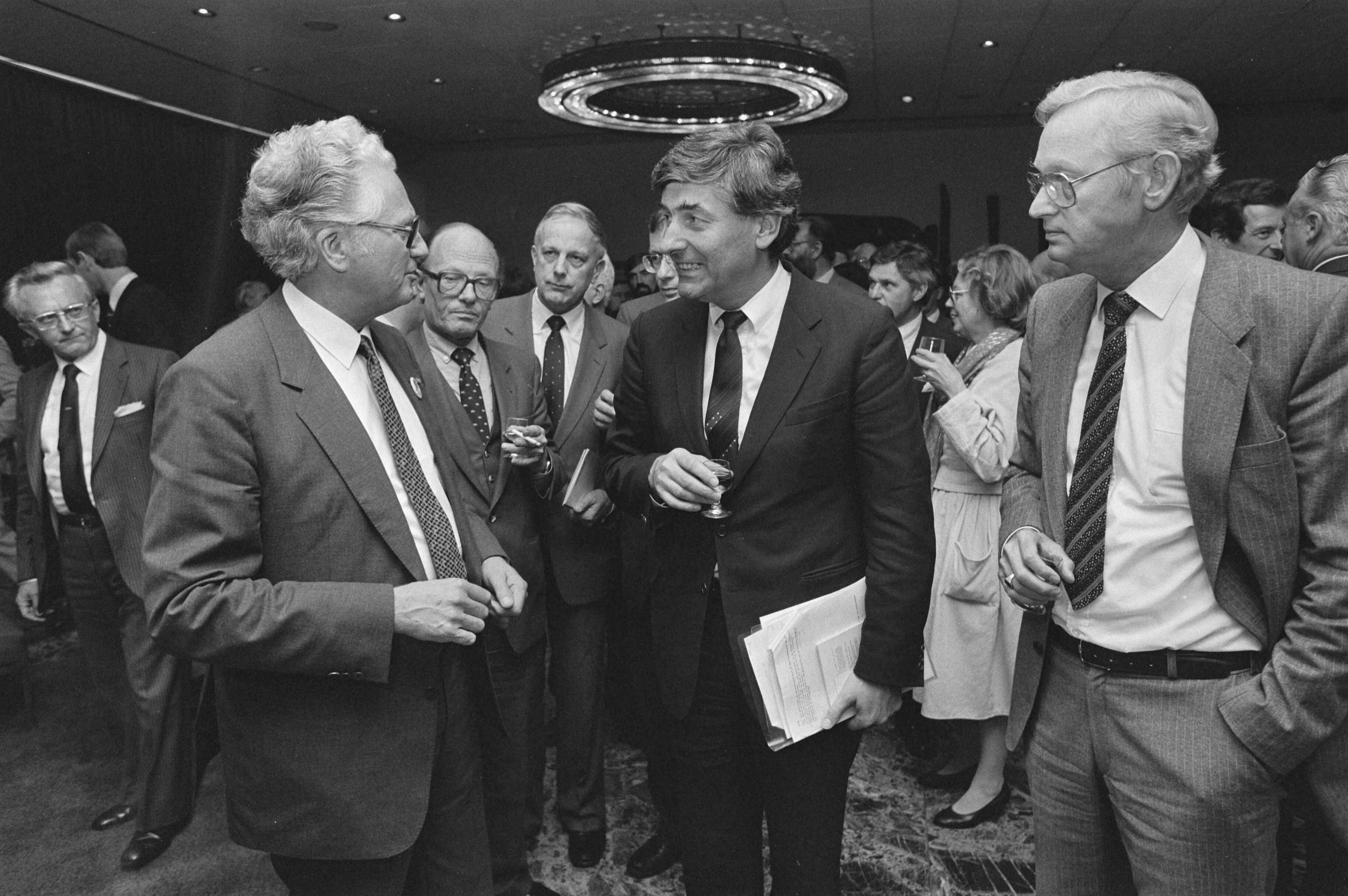 Fotocollectie Anefo — Viering 75 jaar CNV in Utrecht; CNV-voorzitter Van de Meulen , Rietkerk , Piet Steenkamp , Lubbers en Andriessen, Van de Meulen — Foto: Bogaerts, Rob / Anefo. Licentie: Set B: Rechtenvrij / Publiek Domein. Bron: Nationaal Archief. http://hdl.handle.net/10648/ad3d6aca-d0b4-102d-bcf8-003048976d84